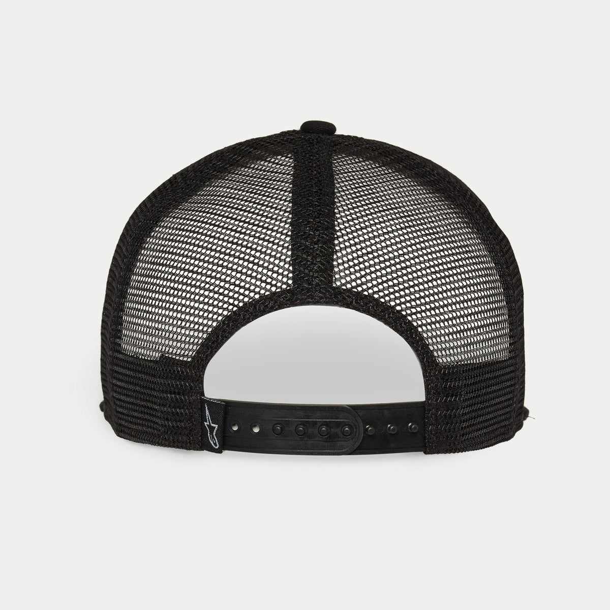 Alpinestars Corp Trucker-Mütze, Weiß und Schwarz, Rückansicht mit schwarzen atmungsaktiven Mesh-Einsätzen, verstellbarer Snapback-Verschluss, kleines Alpinestars-Logo auf dem hinteren Etikett, lässige, vom Motorsport inspirierte Kopfbedeckung