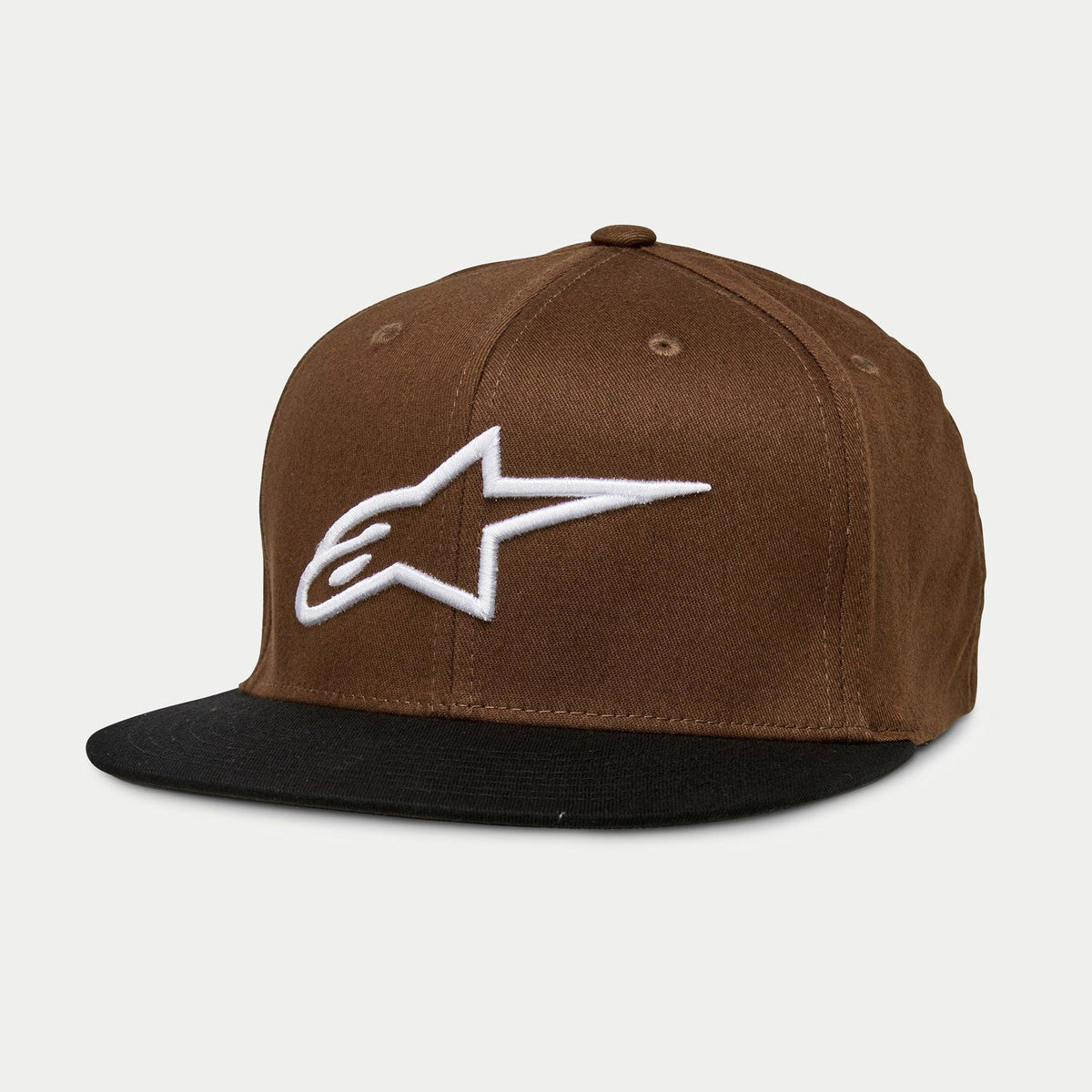 Alpinestars Ageless Flatbill Mütze, braune Krone mit schwarzem flachem Schirm, weiß gesticktes Alpinestars-Logo auf der Vorderseite, strukturierte Krone, lässige vom Motorsport inspirierte Kopfbedeckung.