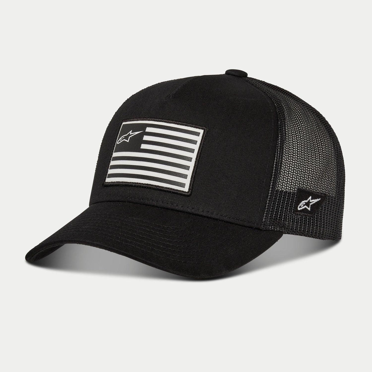 Alpinestars Flag Snapback Mütze, Schwarz, Baseball-Cap mit schwarzer Mesh-Rückseite und gebogenem Schirm, vorne aufgedruckter Flaggen-Aufnäher mit Alpinestars-Logo, seitliche Logo-Stickerei, lässige, vom Motorsport inspirierte Kopfbedeckung