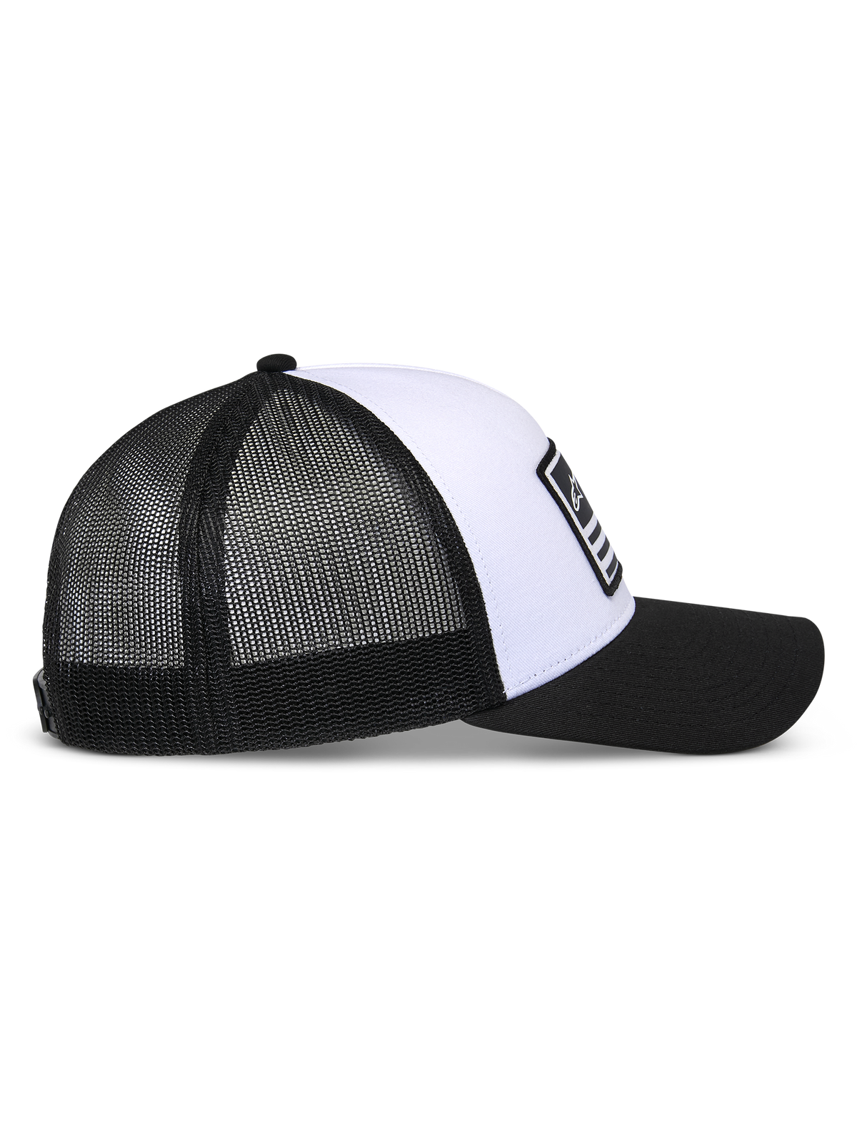 Alpinestars Flag Snapback Mütze, Weiß und Schwarz, Seitenansicht, strukturierte weiße Krone mit schwarzem gebogenem Schirm, atmungsaktive schwarze Mesh-Einsätze auf der Rückseite, lässige motorsport-inspirierte Kopfbedeckung