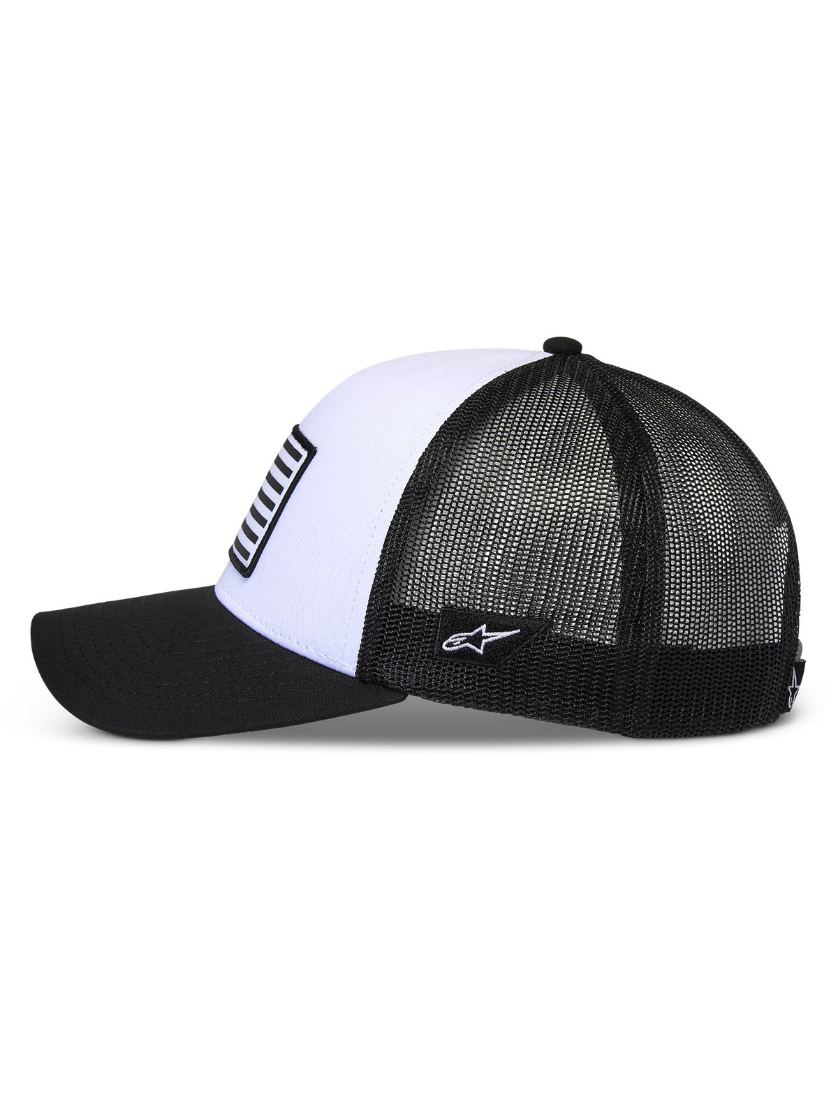 Alpinestars Flag Snapback Cap, Weiß und Schwarz, Seitenansicht, gebogener schwarzer Schirm, strukturierte weiße Frontpartie mit Patch im Flaggen-Stil, atmungsaktive schwarze Mesh-Rückseite