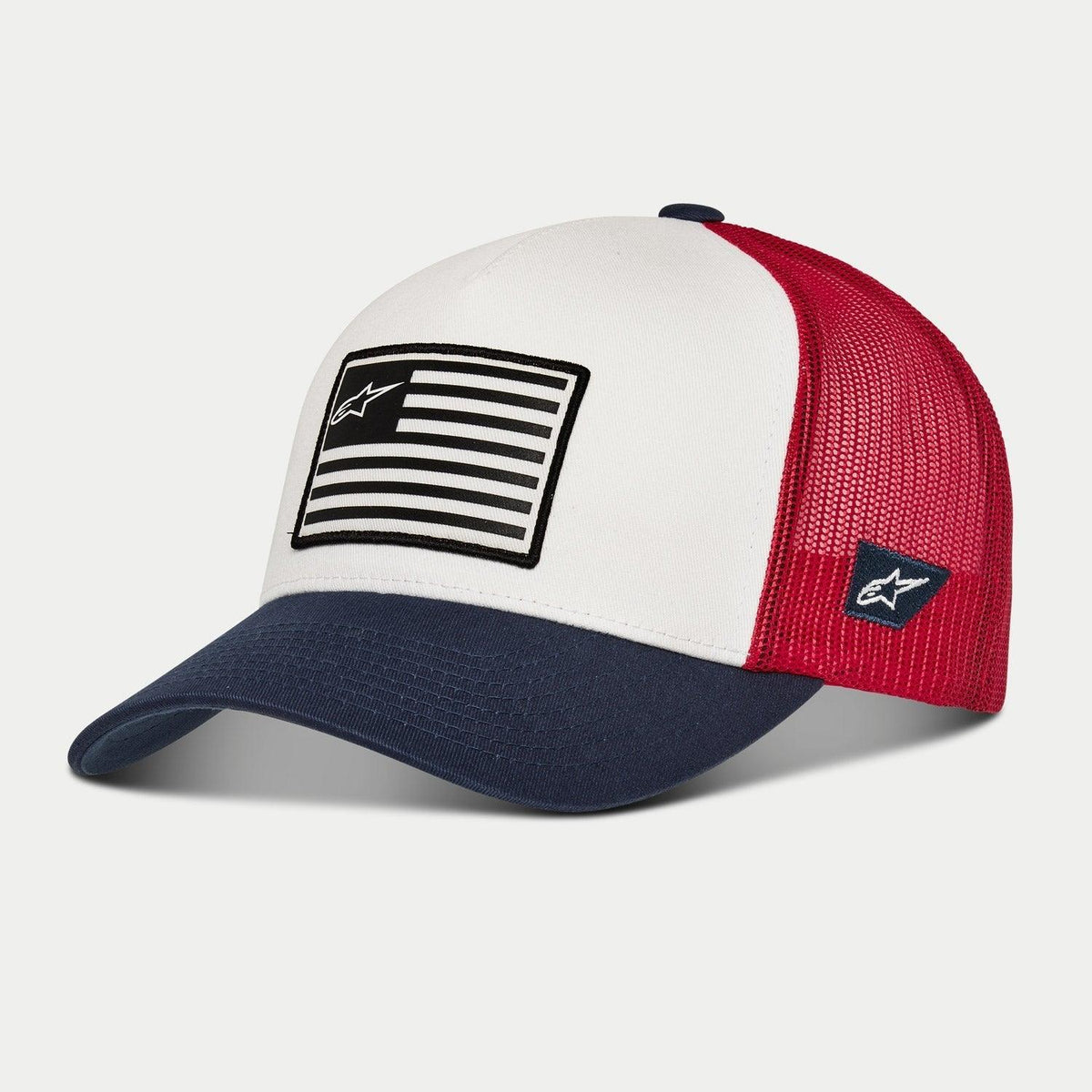 Alpinestars Flag Snapback Cap, Weiß, Navyblau und Rot, Trucker-Cap mit gebogenem navyblauen Schirm, weißem strukturierten Frontpanel mit Flaggen-Aufnäher und roter Mesh-Rückseite, lässige Motorsport-Kopfbedeckung