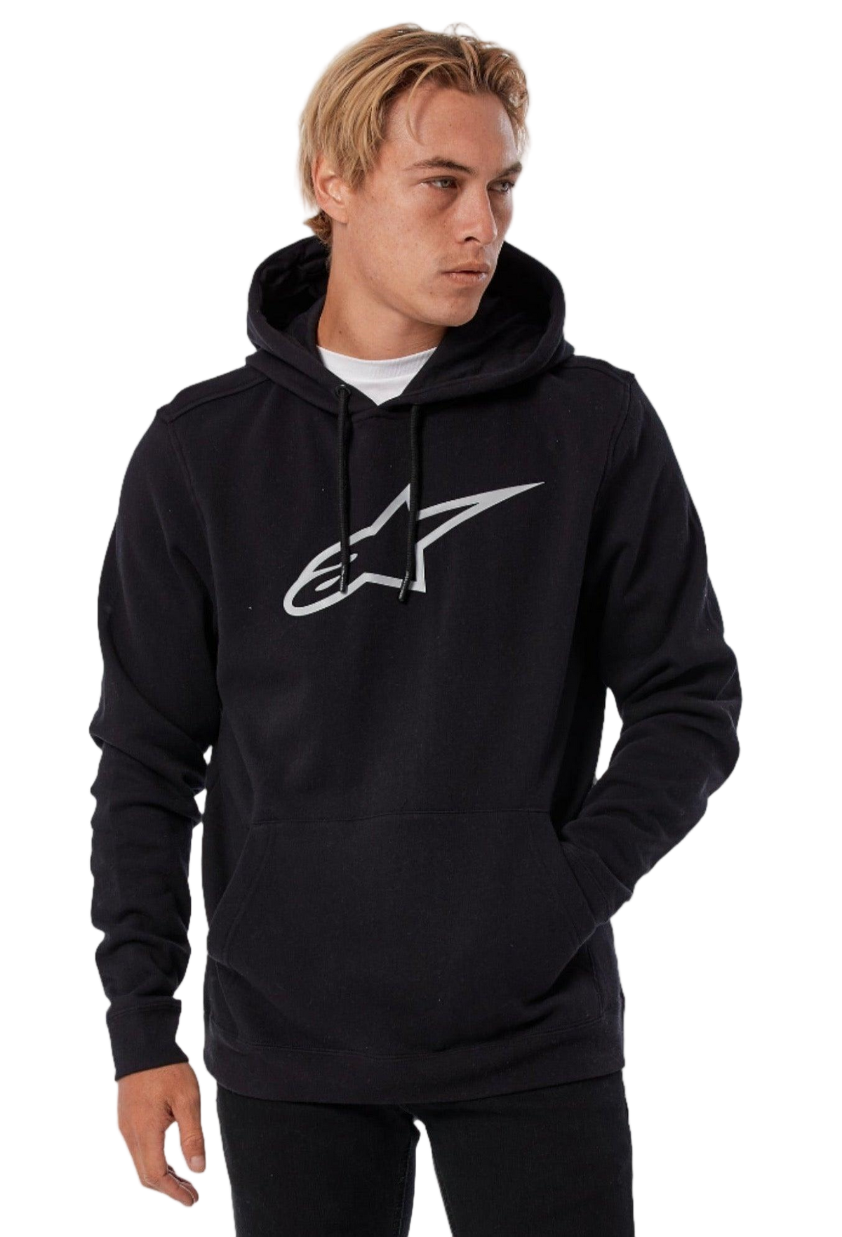 Mann trägt Alpinestars Ageless V3 Hoodie, Schwarz mit einem großen grau umrandeten Astars-Logo auf der Brust, lässige Streetwear mit Kapuze, Kordelzug und Kängurutasche, bequeme Lifestyle-Bekleidung