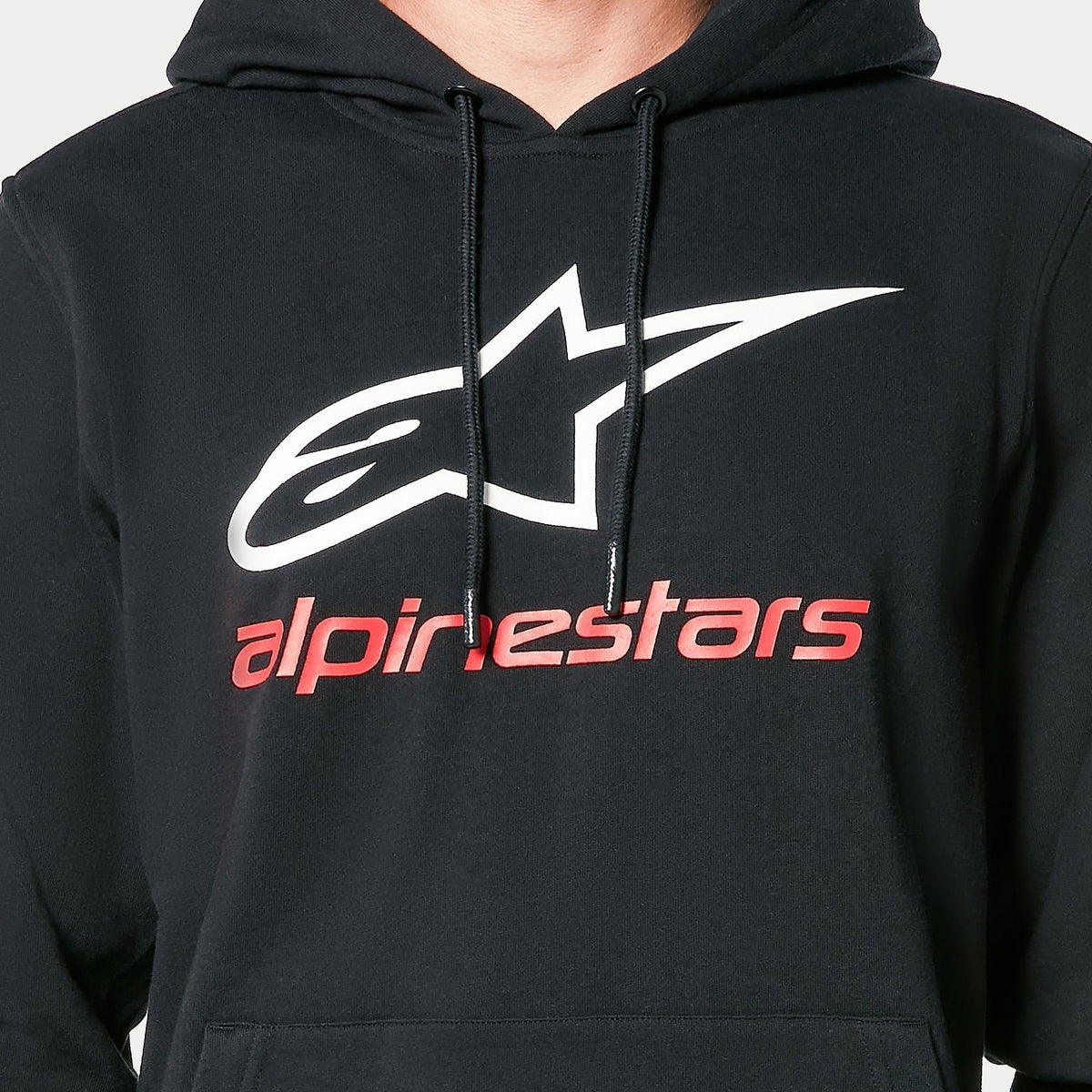 Alpinestars Always V3 Hoodie, schwarzer Kapuzenpullover aus Fleece, mit weißem Stern-Logo und rotem Alpinestars-Schriftzug auf der Brust, schwarze Kordelzüge mit getauchten Enden, lässige vom Motorsport inspirierte Streetwear