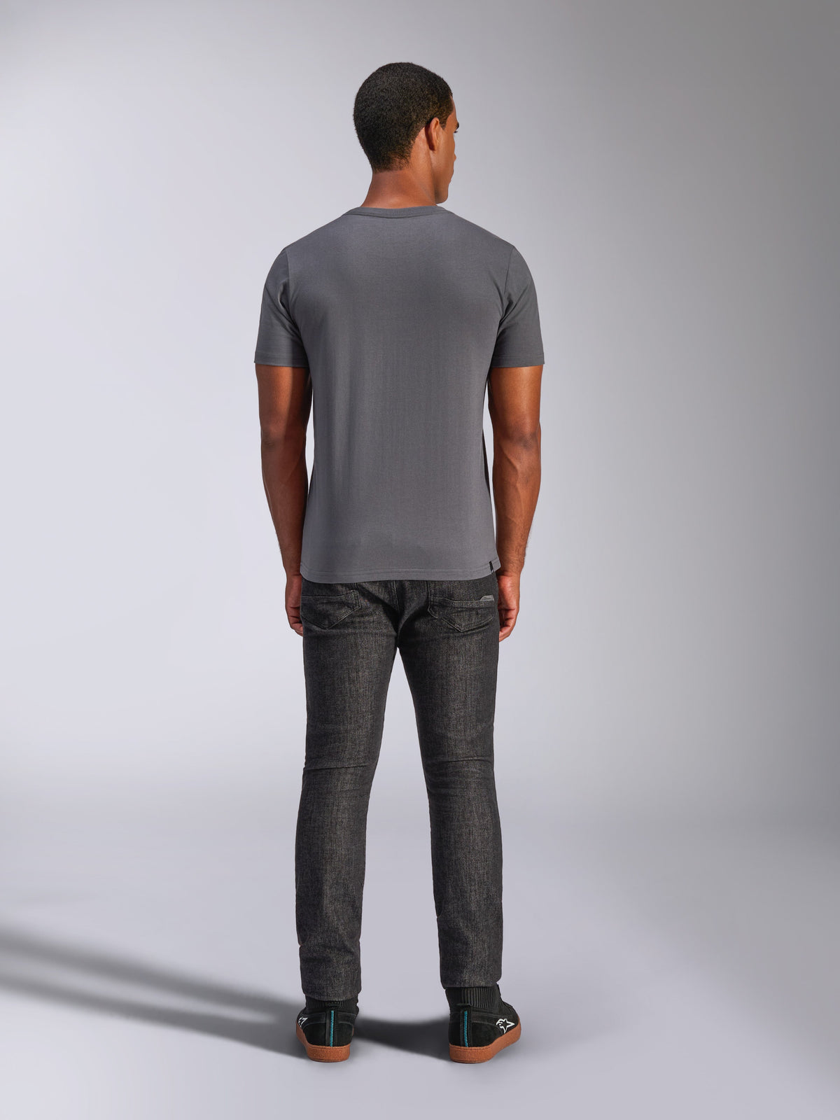 Alpinestars Always 2.0 CSF Tee, Kurzarm-T-Shirt, Anthrazitgrau, Rückansicht, getragen mit dunkler Denim-Hose, lässige, vom Motorsport inspirierte Streetwear