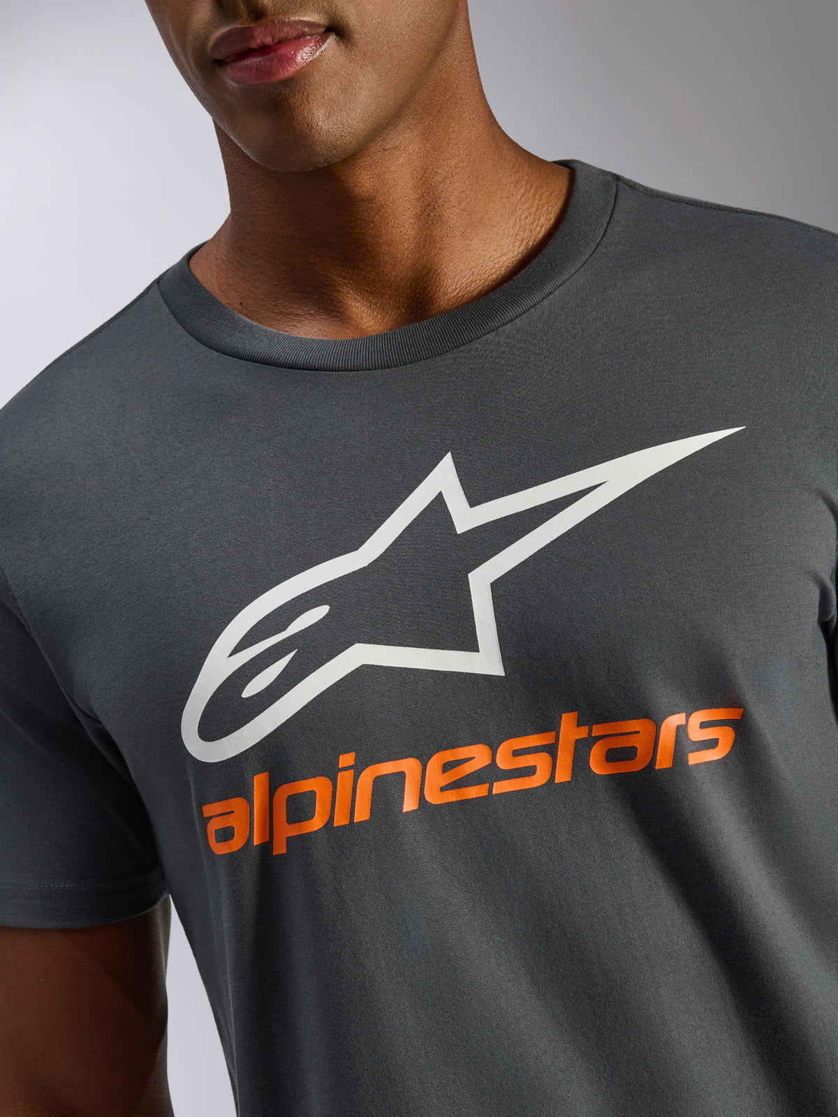 Alpinestars Always 2.0 CSF T-Shirt, Kurzarm-T-Shirt, Anthrazitgrau, weißes A-Star-Logo und orangefarbener Alpinestars-Schriftzug, lässige Motorsport-Streetwear