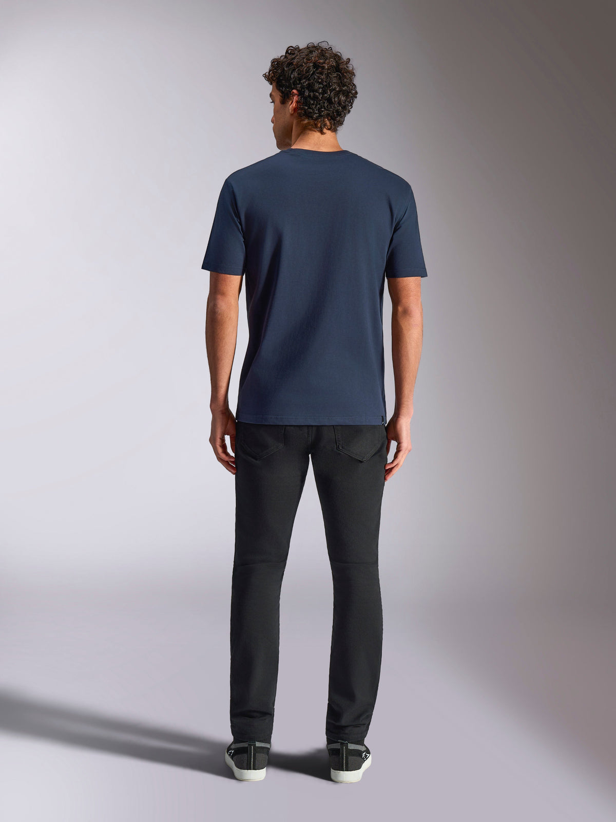 Alpinestars MX Helmet CSF Tee, Kurzarm-T-Shirt, Navy-Blau, Rückansicht am Modell, kombiniert mit schwarzer Hose, lässige vom Motorsport inspirierte Streetwear