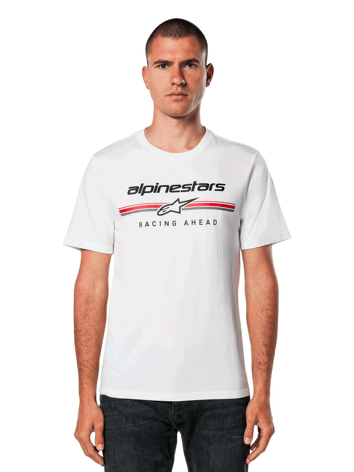 Alpinestars Betteryet CSF Tee, weißes Kurzarm-T-Shirt, mit schwarzem Alpinestars-Logo sowie roten und grauen Streifen mit „Racing Ahead“-Grafik, präsentiert von einem Mann in dunkler Jeans, lässige Motorsport-Streetwear