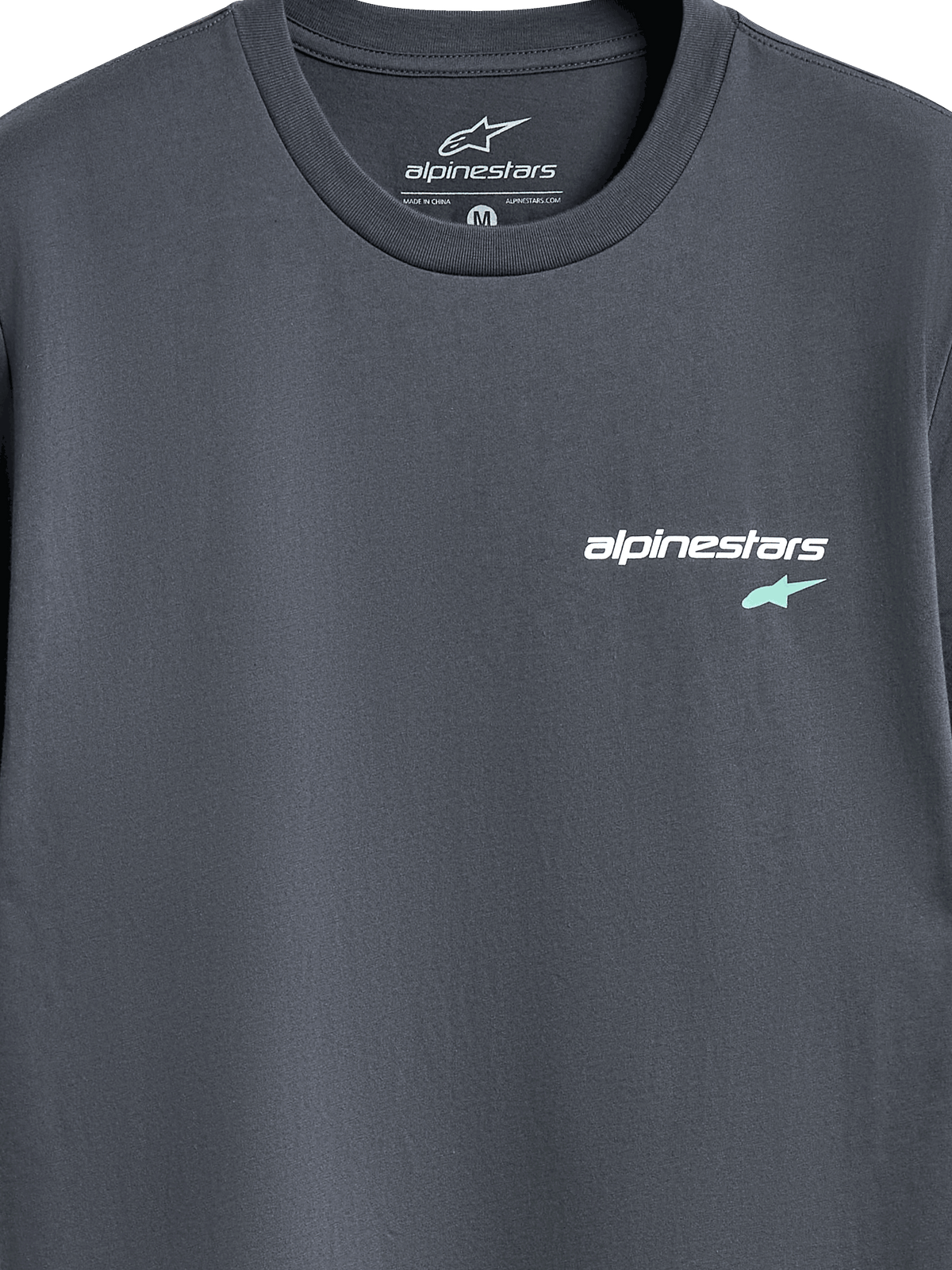 Alpinestars No Barrier CSF Tee, Kurzarm-T-Shirt, Charcoal, Nahaufnahme des Brustlogos mit weißem Alpinestars-Schriftzug und hellblauem Stern-Symbol, lässige Motorsport-Streetwear