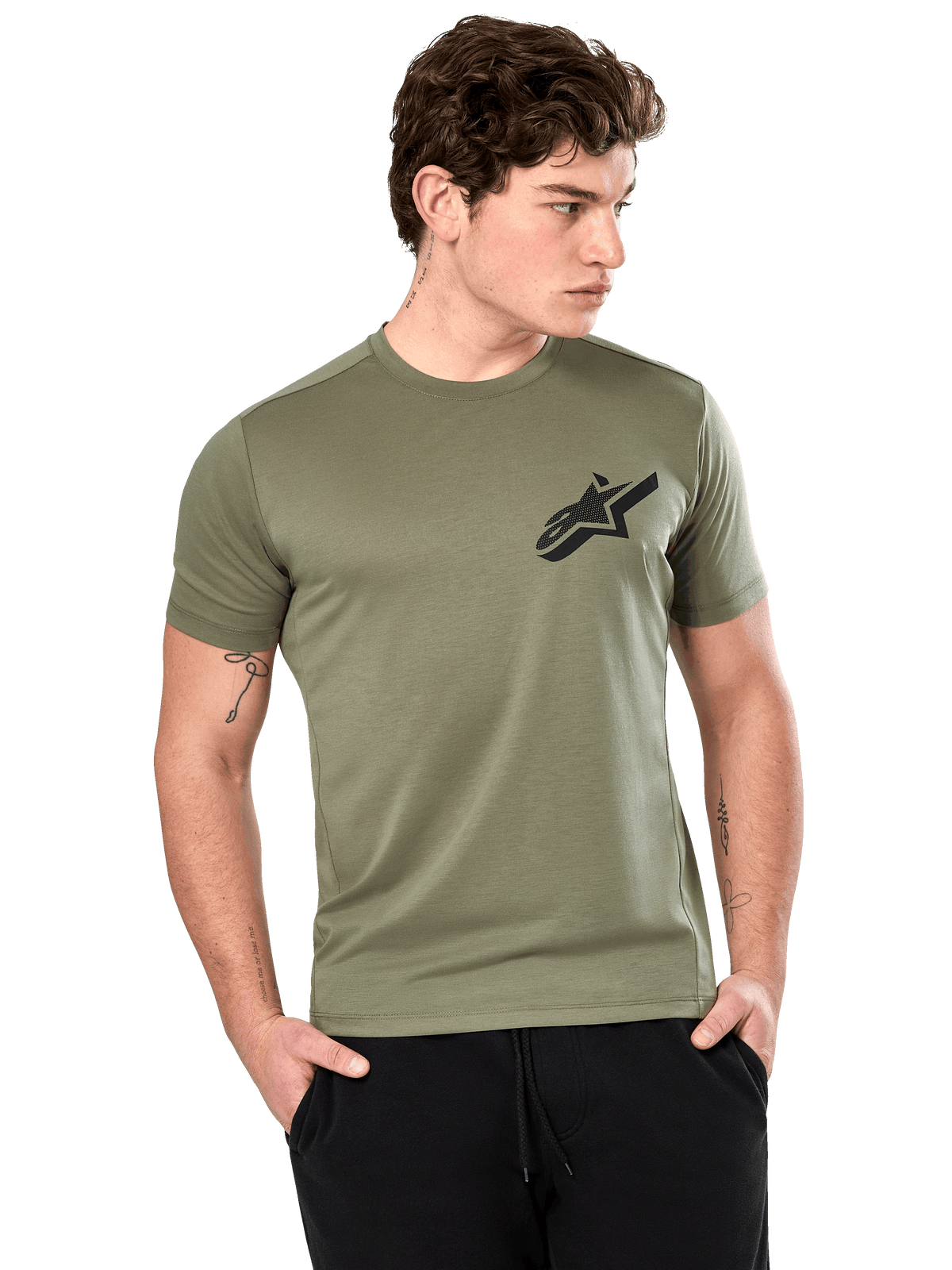 Alpinestars Attrition Performance Tee, Kurzarm-T-Shirt, Hellgrün, schwarzes Astars-Logo auf der Brust, getragen von einem Model mit schwarzer Hose, lässige Performance-Sportbekleidung
