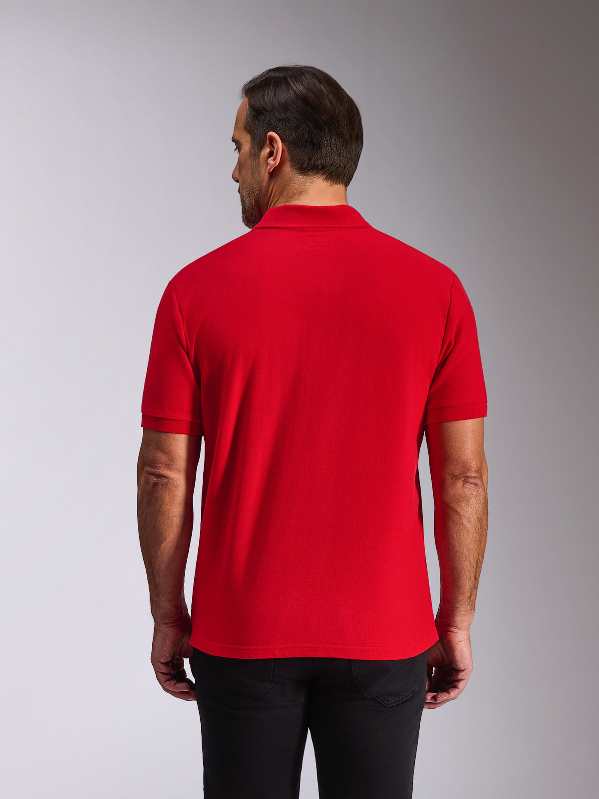 Alpinestars Endeavor Classic Polo, Kurzarm-Poloshirt, Rot, Rückansicht am Modell, mit Rippkragen und Ärmelbündchen, lässige, vom Motorsport inspirierte Streetwear