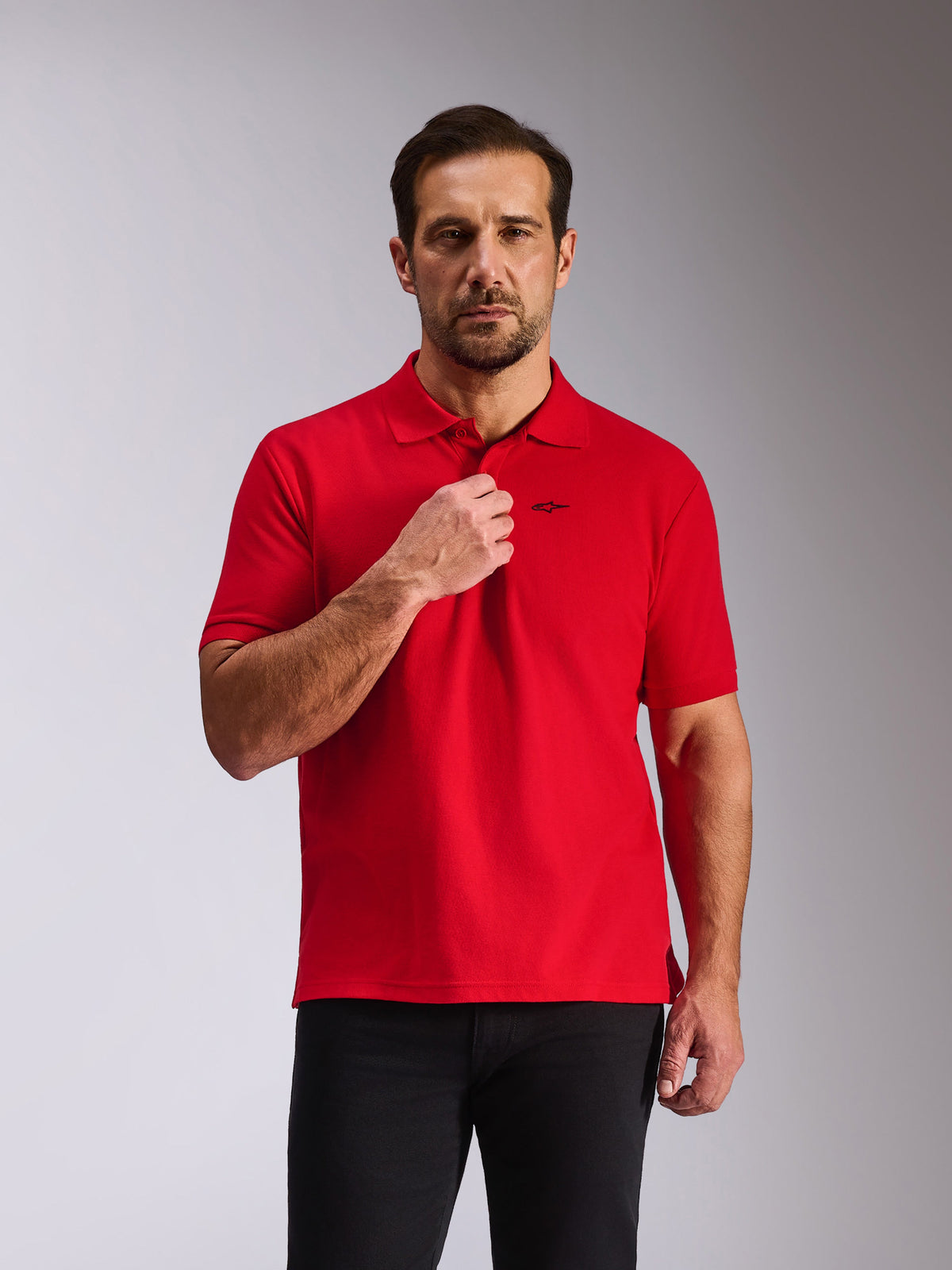 Alpinestars Endeavor Classic Polo, kurzärmeliges Piqué-Poloshirt, Rot, mit einem kleinen schwarzen Astars-Logo auf der Brust, 3-Knopf-Leiste und Rippkragen, lässige, vom Motorsport inspirierte Sportbekleidung