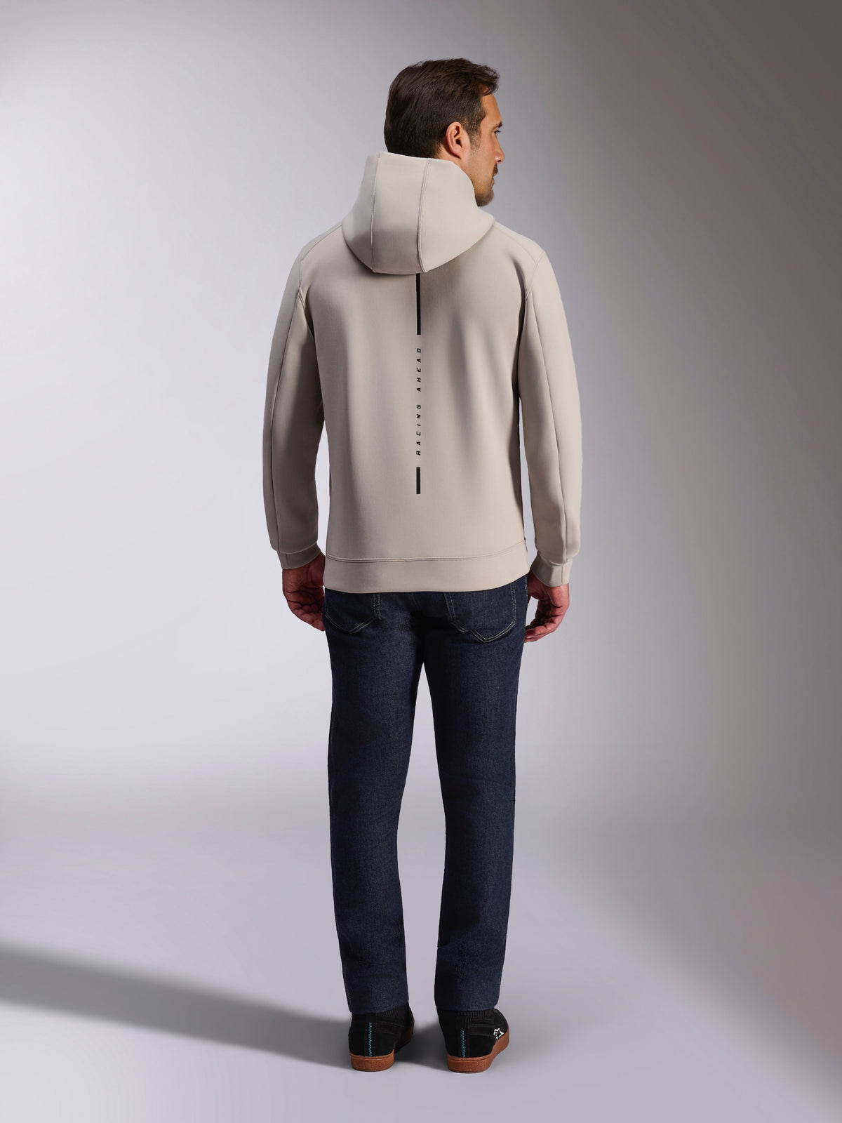 Alpinestars Insight Hoodie, Rückansicht, zementgrau, vertikaler schwarzer Streifen mit „RACING AHEAD“-Schriftzug, Doppelvlies, lässige, vom Motorsport inspirierte Streetwear