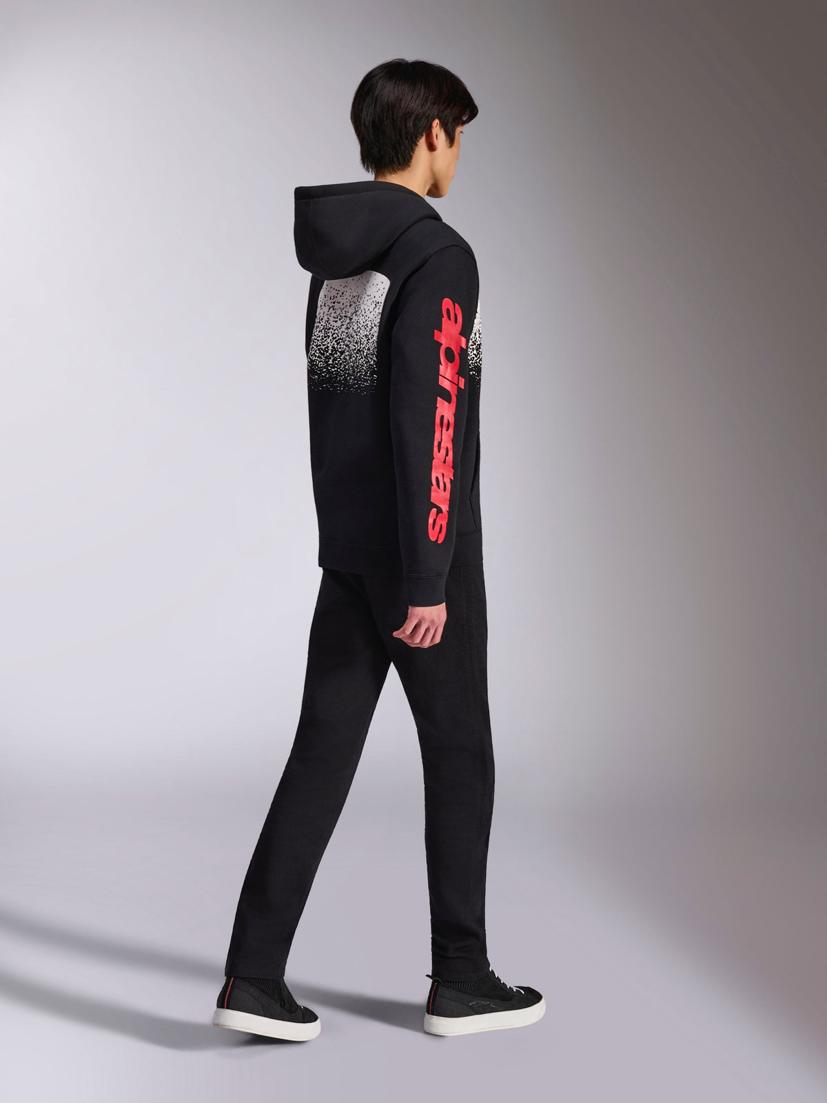Alpinestars Obsessed Hoodie, Fleece-Kapuzenpullover, Schwarz, rotes Alpinestars-Logo am Ärmel und weiße Grafik mit Farbverlauf am Rücken, lässige Motorsport-inspirierte Streetwear