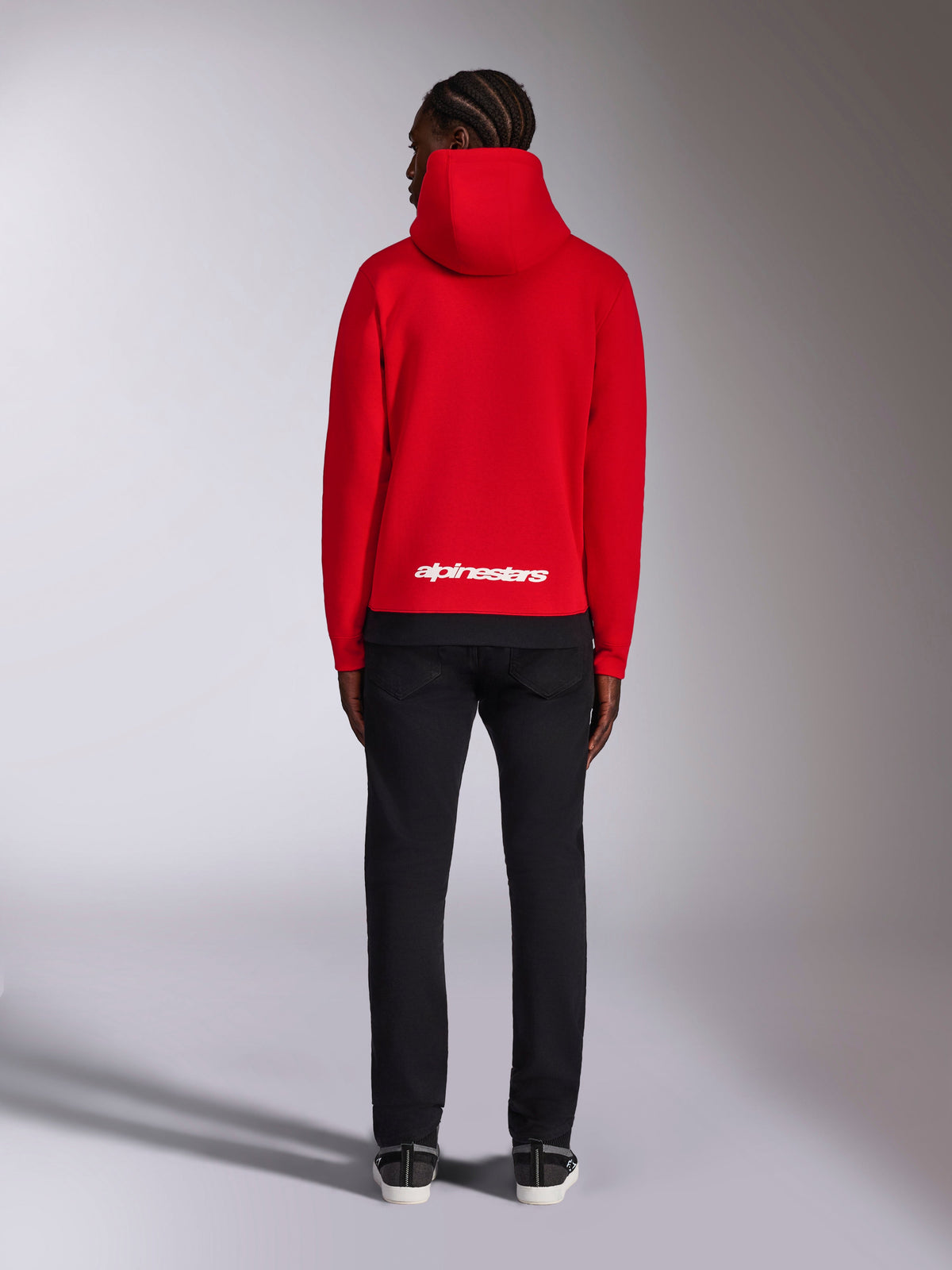 Alpinestars Parallel Kapuzenpullover, Rot, Rückansicht mit weißem Alpinestars-Wortlogo am unteren Rücken, lässige, vom Motorsport inspirierte Streetwear, Fleece-Hoodie mit Rippbündchen am Saum