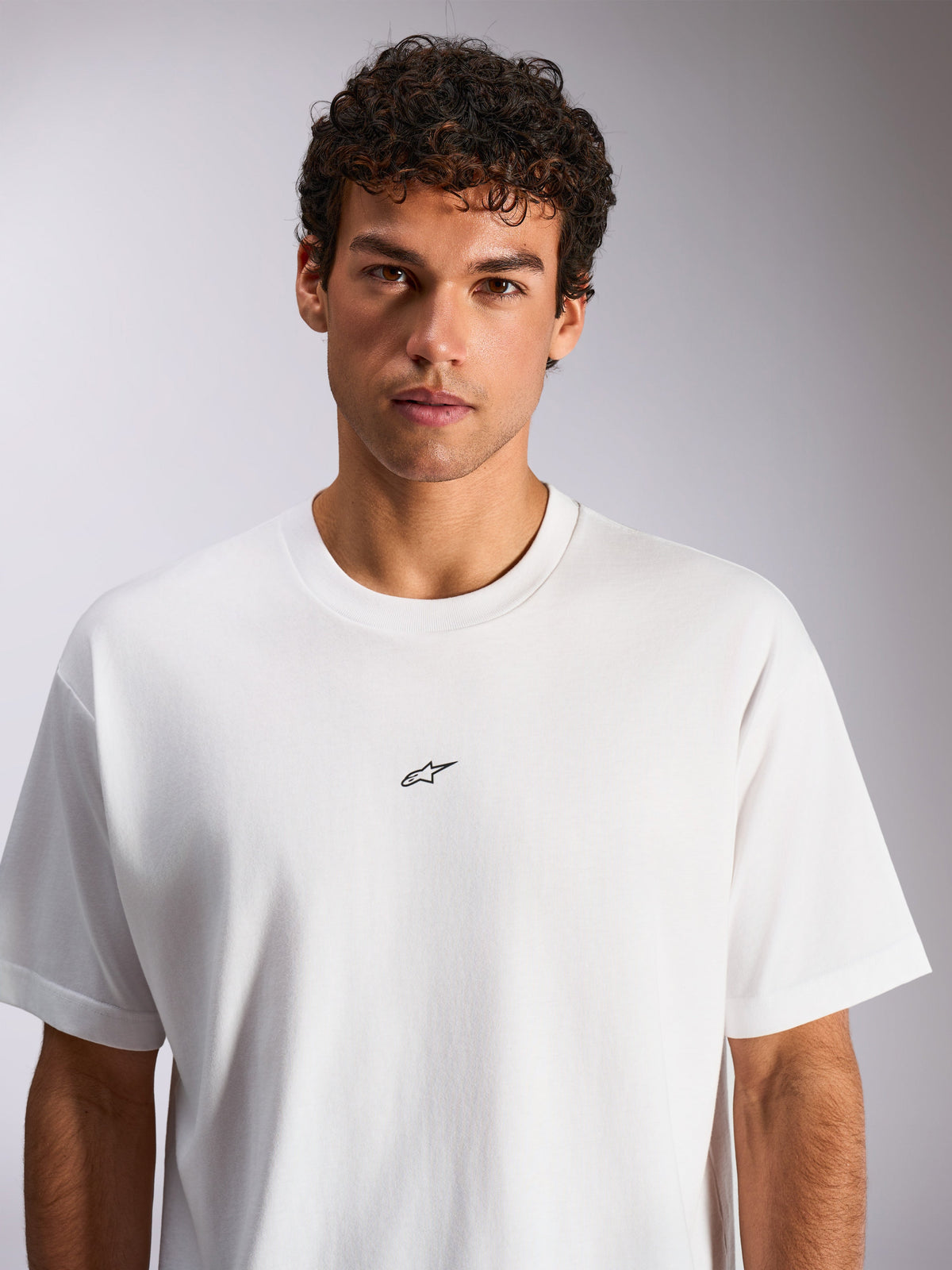 Alpinestars Focused Oversized CSF Tee, kurzärmeliges T-Shirt, Weiß, kleines schwarzes Astars-Logo auf der Brust, lockere Oversized-Passform, lässige Motorsport-Sportbekleidung