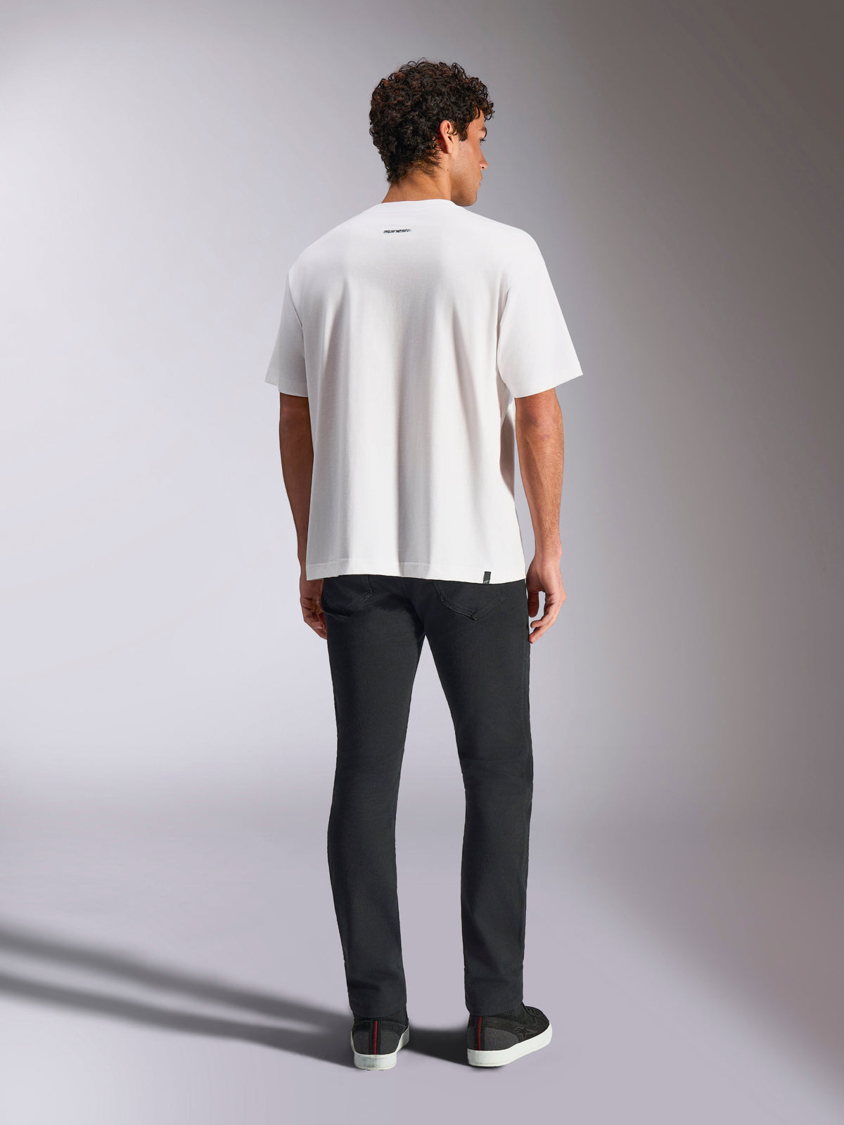 Alpinestars Focused Oversized CSF T-Shirt, kurzärmeliges T-Shirt, Weiß, mit kleinem Alpinestars-Wortlogo am oberen Rücken, oversized lockere Passform, lässige Motorsport-Streetwear