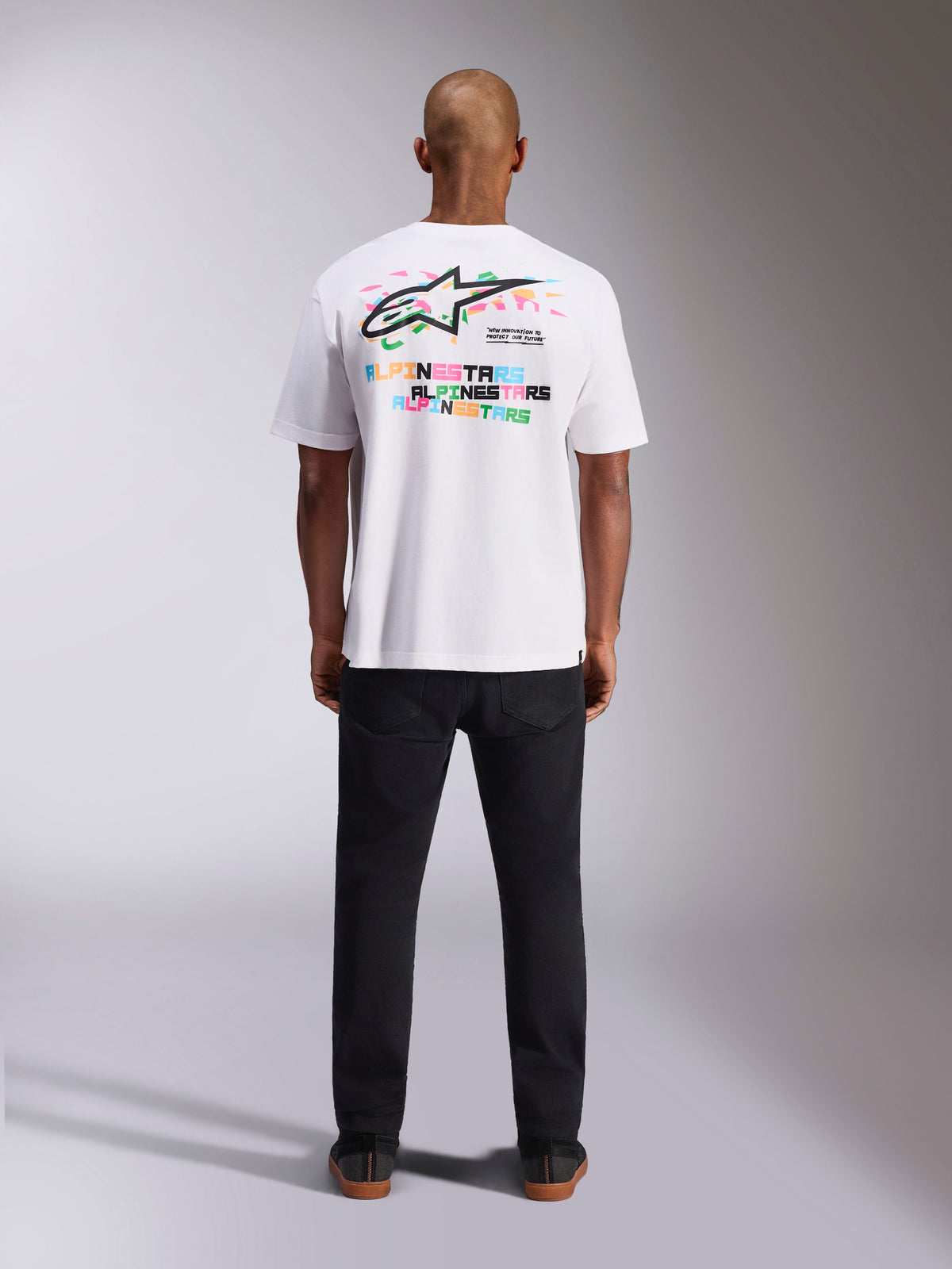 Alpinestars Wild Oversized CSF Tee, Kurzarm-T-Shirt, Weiß, Rückansicht mit lebhaftem, mehrfarbigem Astars-Logo und wiederholter Typografie, lässige, vom Motorsport inspirierte Streetwear