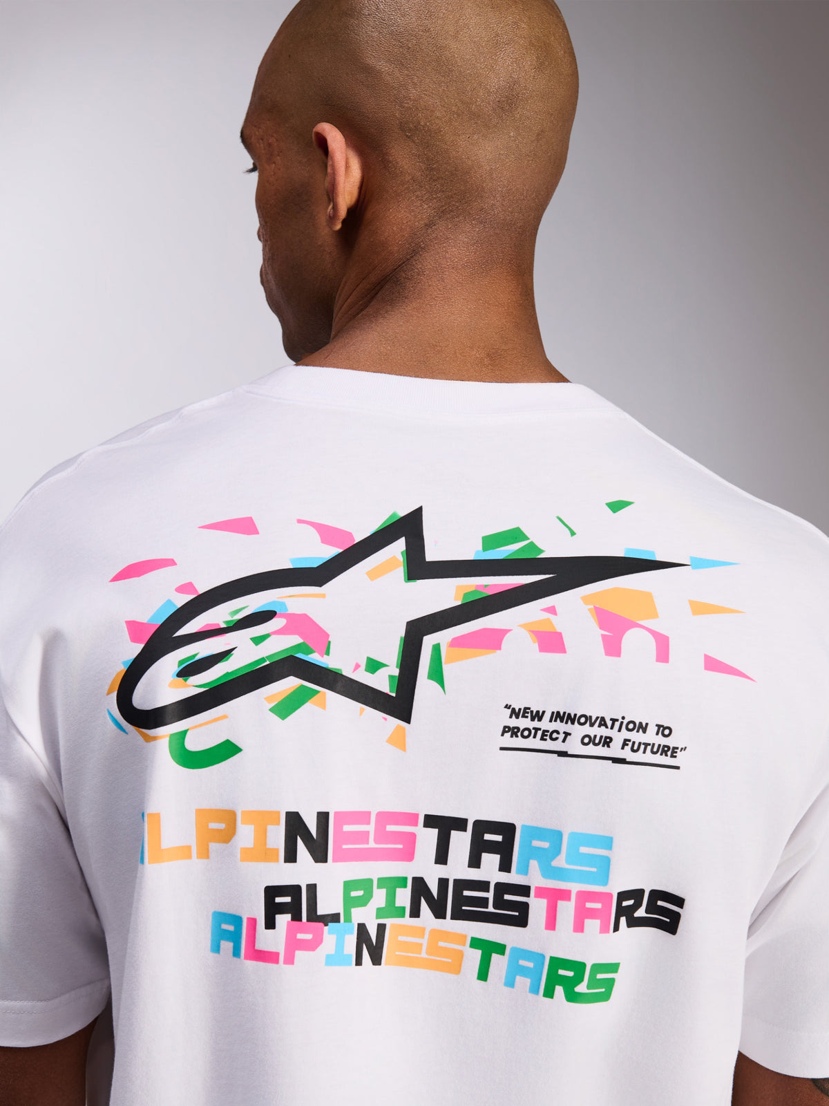 Alpinestars Wild Oversized CSF T-Shirt, kurzärmeliges T-Shirt, Weiß, Rückengrafik mit lebendigem mehrfarbigem Astars-Logo und Slogan-Text, lässige Sportbekleidung