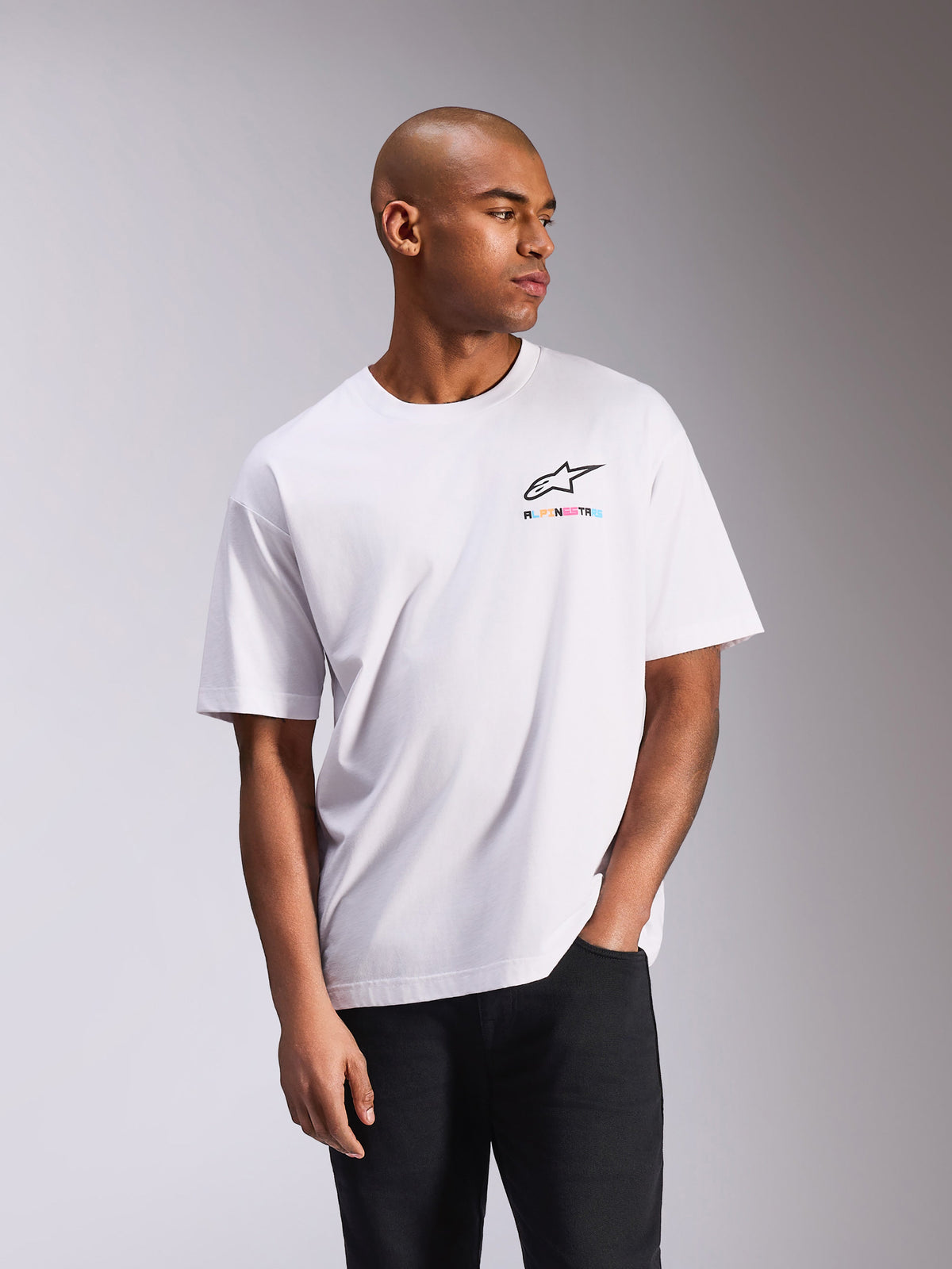 Alpinestars Wild Oversized CSF Tee, kurzärmeliges T-Shirt, Weiß, mit kleinem mehrfarbigem Astars-Logo auf der Brust, Oversize-Silhouette, lässige vom Motorsport inspirierte Streetwear