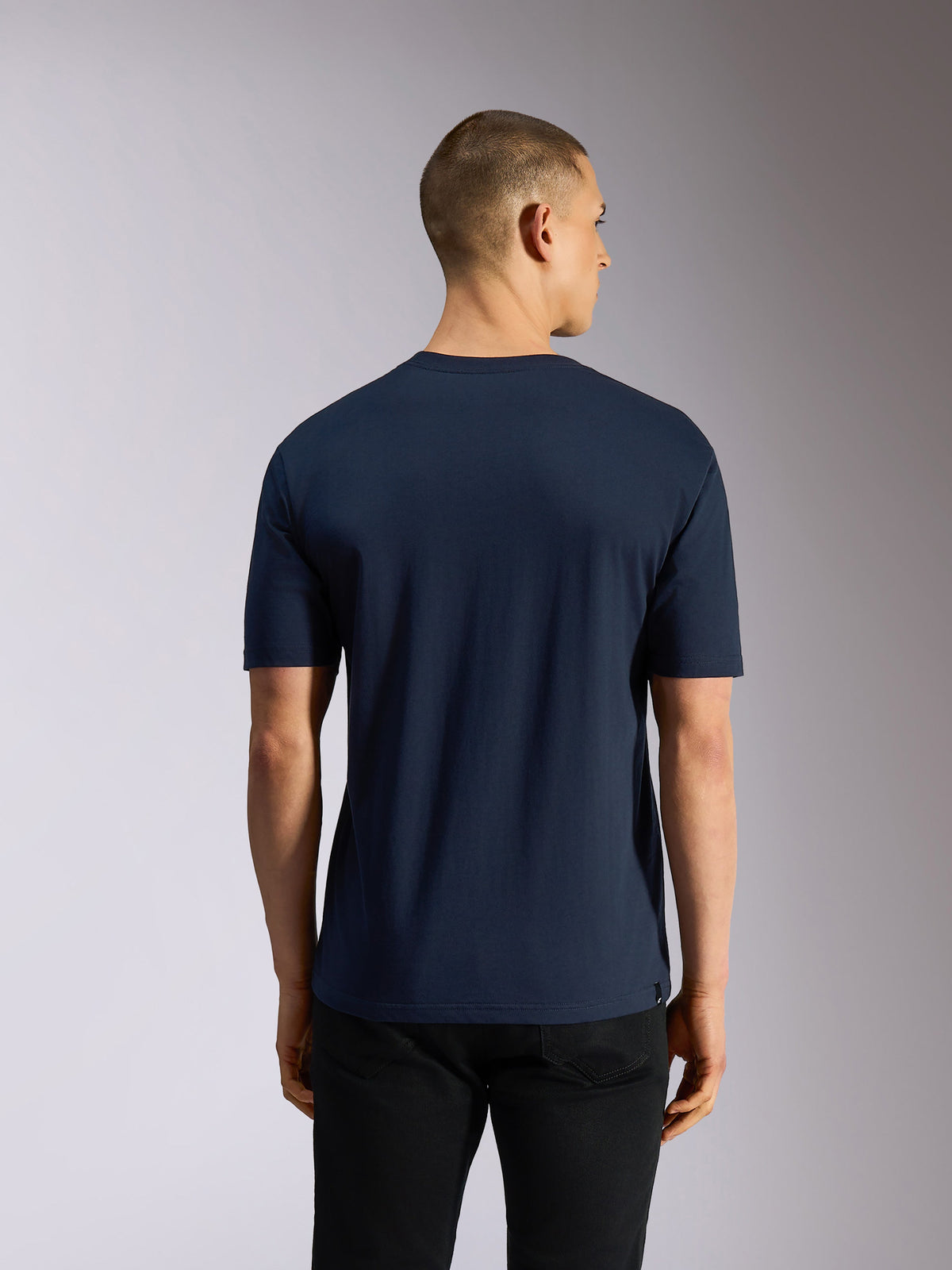 Alpinestars Noka CSF Tee, kurzärmliges T-Shirt, Marineblau, Rückansicht am Modell, lässiger Sportbekleidungsstil