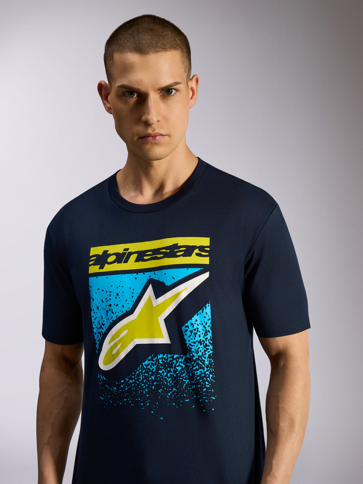 Alpinestars Noka CSF T-Shirt, kurzärmeliges T-Shirt, Marineblau, mit Astars-Logo auf der Vorderseite, gelber Wortmarke und blauer gesprenkelter Grafik, lässige Motorsport-Sportbekleidung