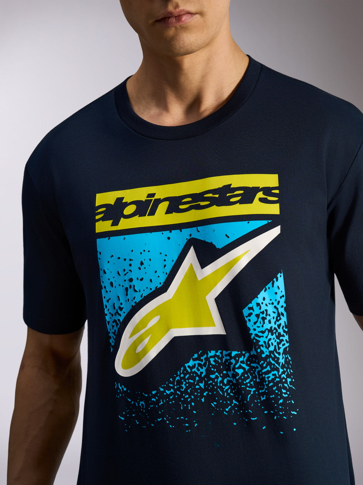 Alpinestars Noka CSF T-Shirt, Kurzärmliges T-Shirt, Navyblau, Gelber Alpinestars-Schriftzug und A-Star-Logo mit blauer MX-Verlaufsgrafik, Lässige Motorsport-Sportbekleidung