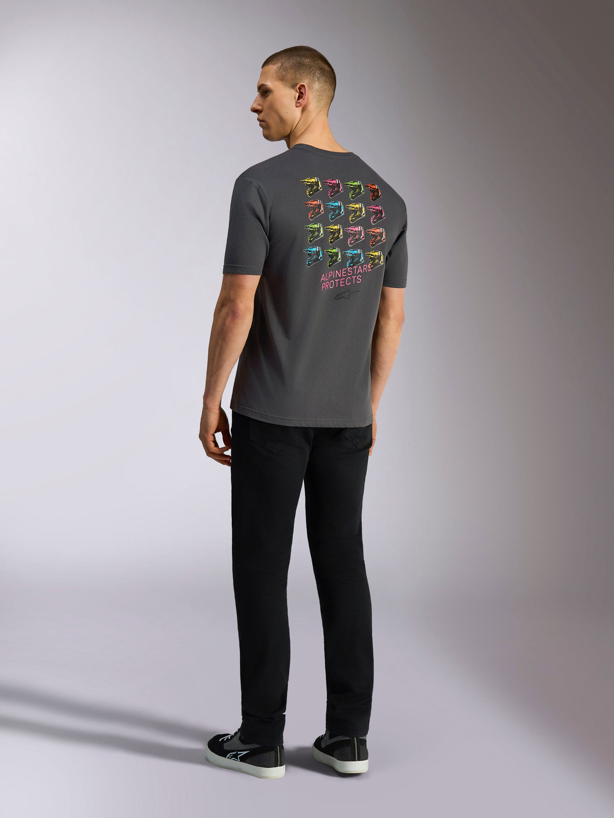 Alpinestars Pop Helmet CSF Tee, Kurzarm-T-Shirt, Anthrazitgrau, bunte M10 Helm-Grafik auf dem Rücken mit Alpinestars Protects-Schriftzug, lässige Motorsport-Streetwear