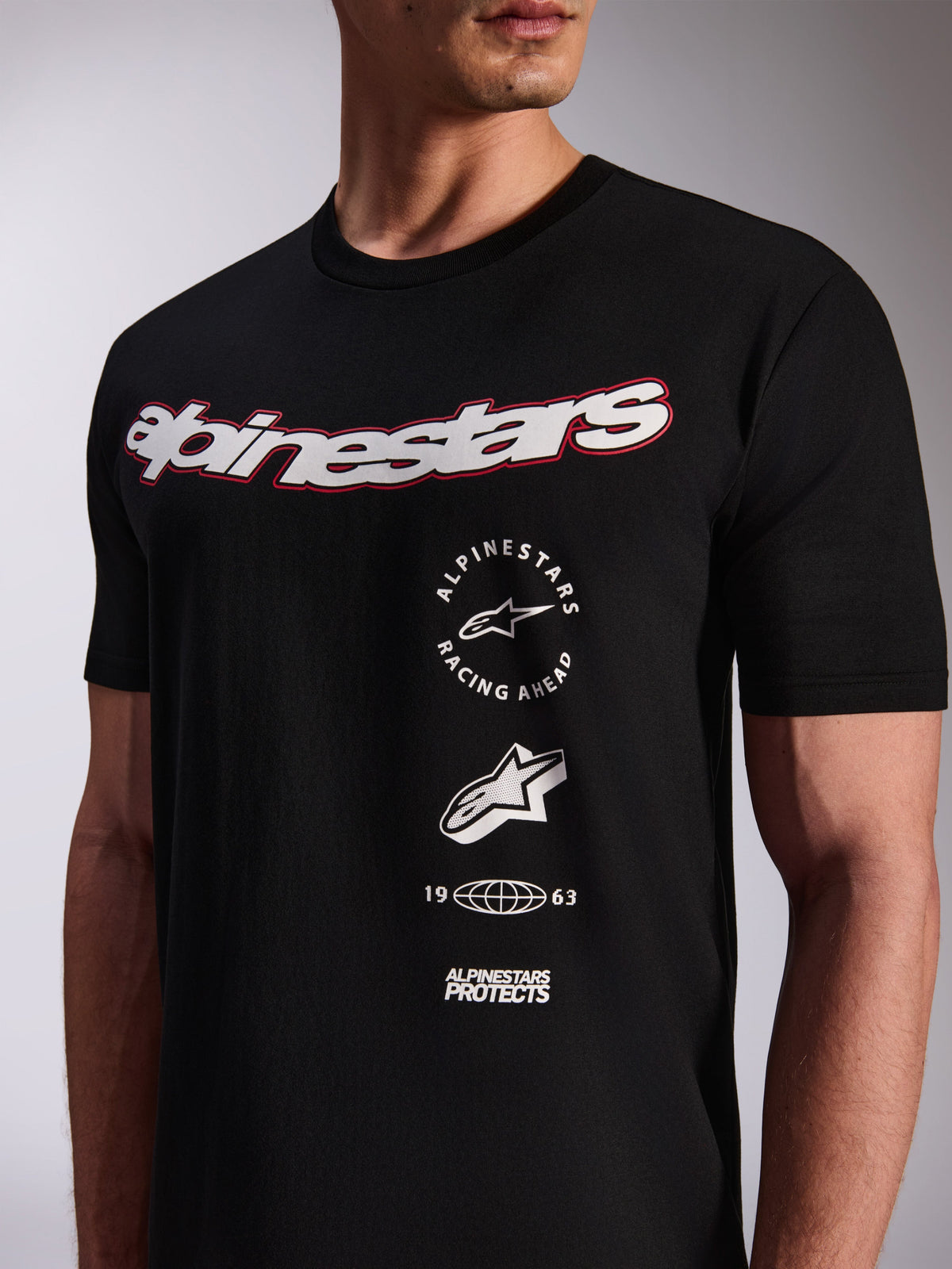 Alpinestars Abus CSF Tee, kurzärmeliges T-Shirt, Schwarz, großes weißes Brustlogo mit roter Umrandung, vertikal gestapelte Grafiklogos, lässige Motorsport-Streetwear