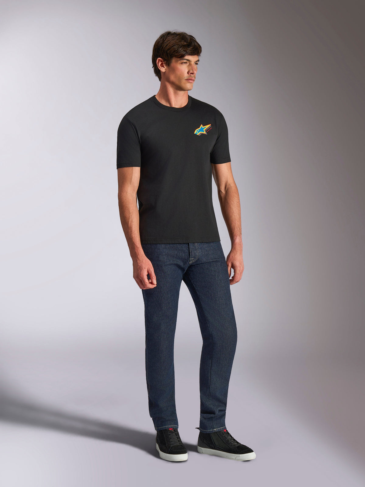 Alpinestars Angler CSF Tee, Kurzarm-T-Shirt, Schwarz, lebendiges mehrfarbiges Astars-Logo auf der Brust, lässige Motorsport-Streetwear