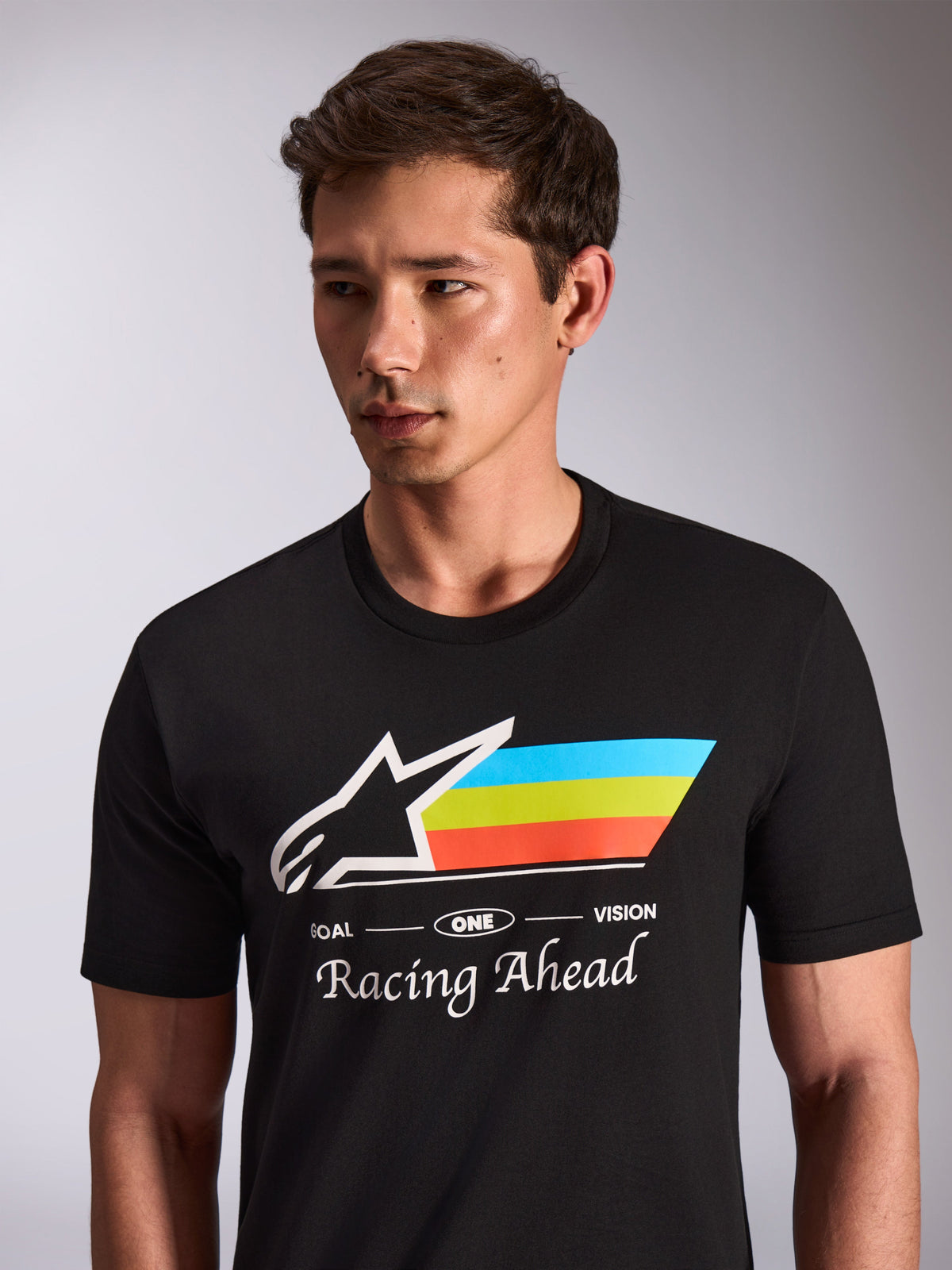 Alpinestars Trifecta CSF Tee, kurzärmeliges T-Shirt, Schwarz, weißes Astars-Logo mit blauen, gelben und orangefarbenen Streifen, „Racing Ahead“-Grafik, lässige Motorsport-Sportbekleidung