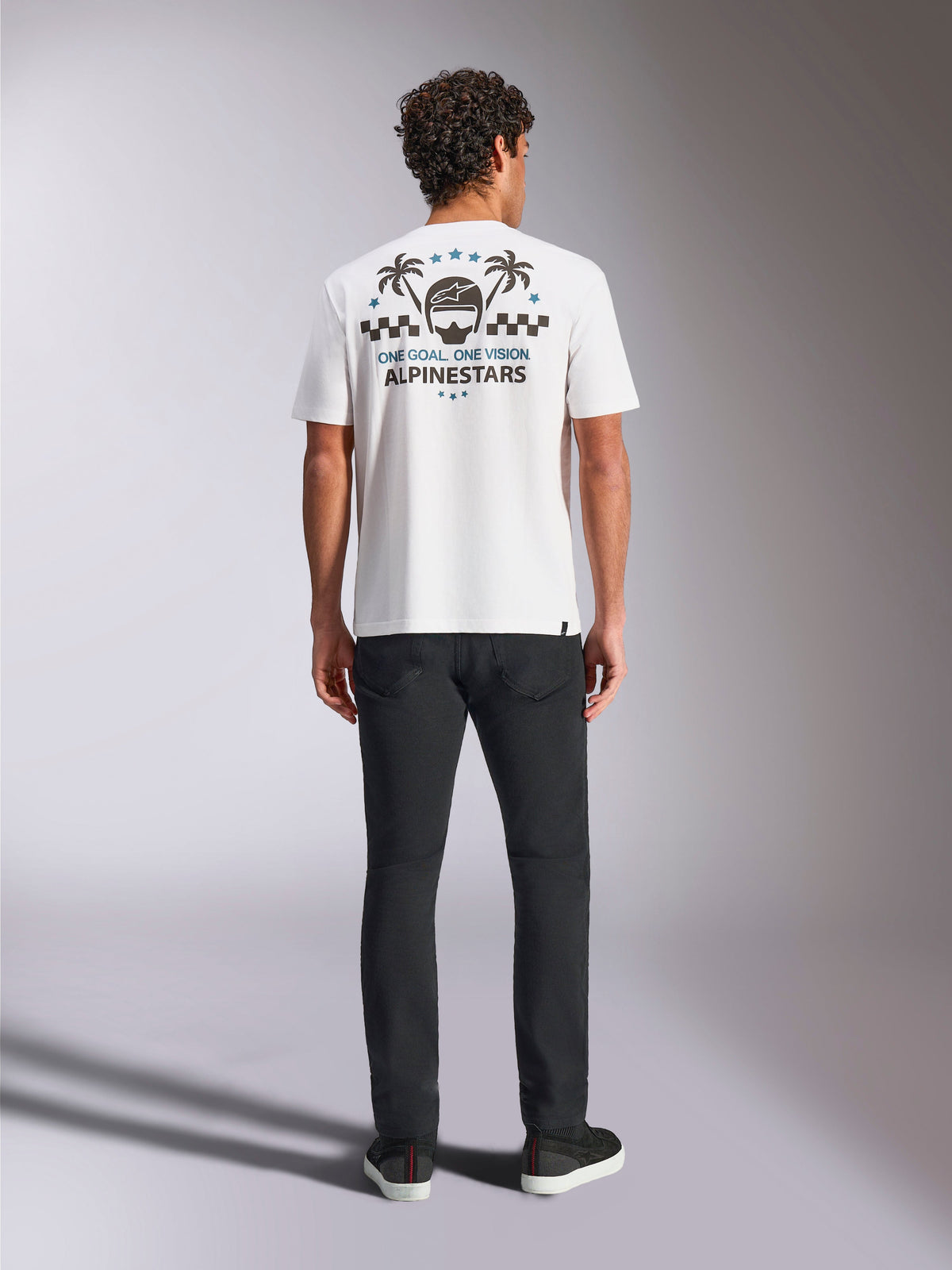 Alpinestars Order CSF Tee, kurzärmeliges T-Shirt, Weiß, Rückansicht mit Helm- und Palmen-Grafik, Schachbrettmuster und Alpinestars-Branding, lässige Motorsport-Sportbekleidung