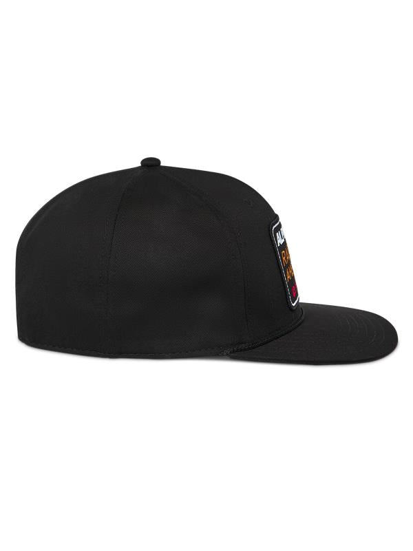 Alpinestars Intuitive Snapback-Kappe, Schwarz, Seitenansicht, mit flachem Schirm und strukturierter Krone, besticktem Logo-Patch auf der Vorderseite, lässige, vom Motorsport inspirierte Kopfbedeckung