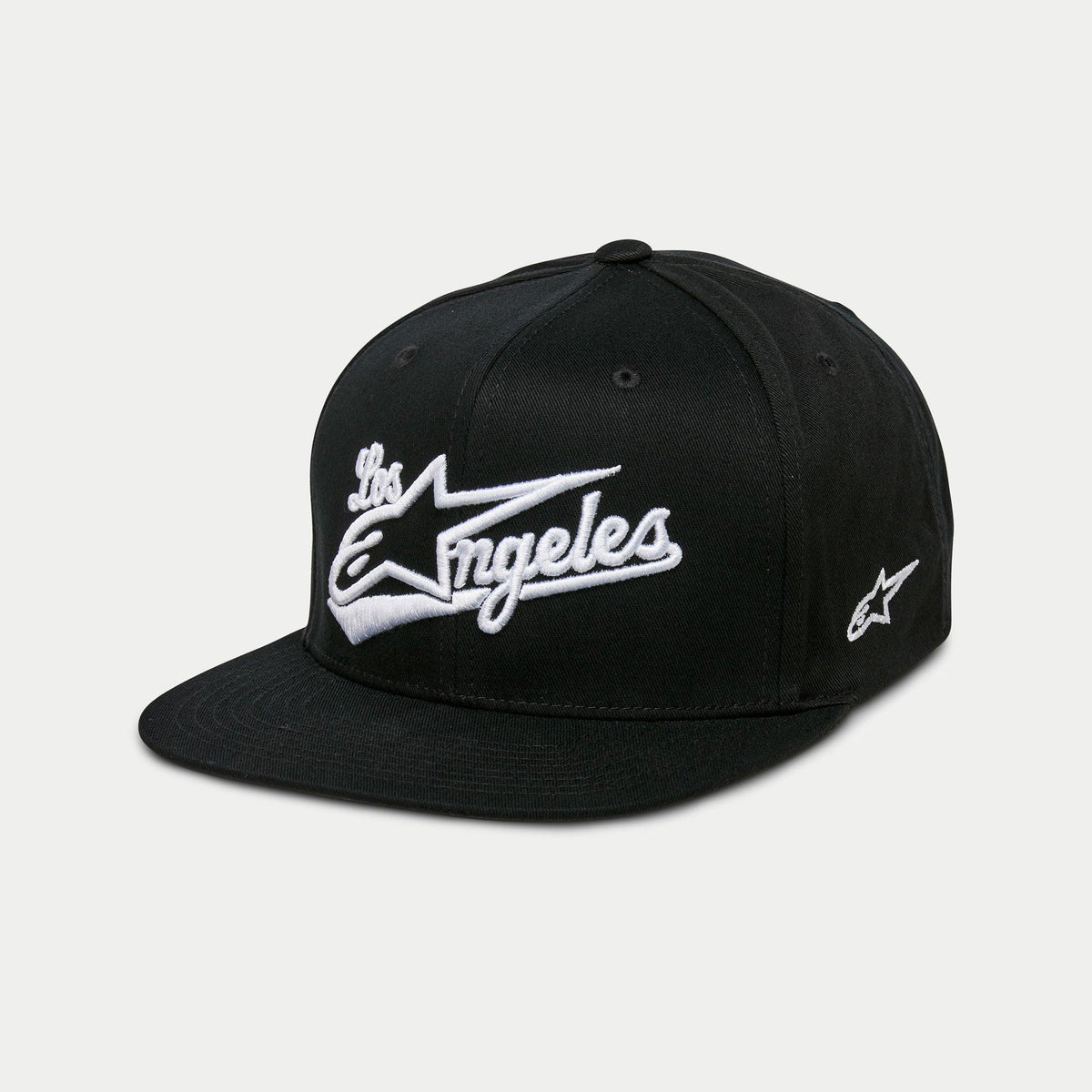 Alpinestars Los Angeles Mütze, Flat Bill Snapback Cap, Schwarz und Weiß, 3D-Stickerei in athletischer Schrift mit Astars-Logo, strukturierte Krone, lässige Motorsport-Streetwear