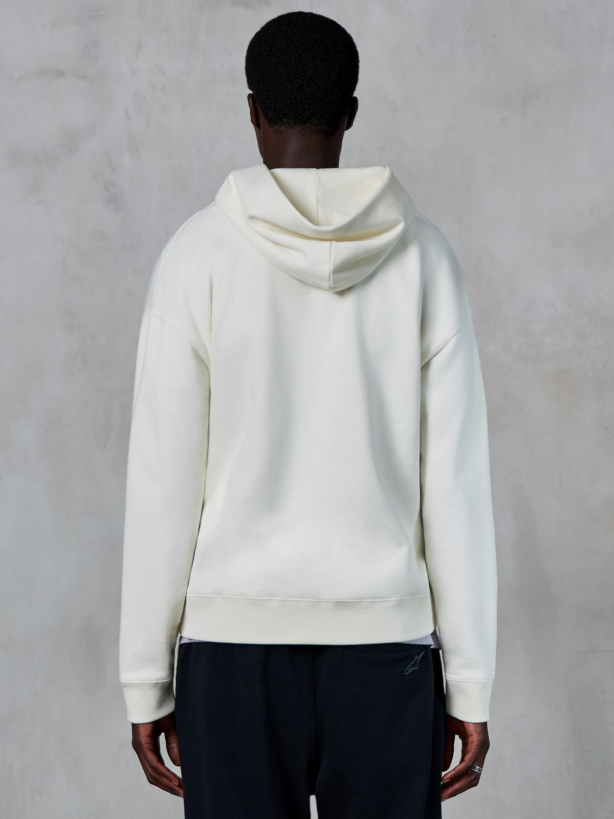 Alpinestars Essentials Ageless Zip Hoodie, Rückansicht, Off-White, lässige Streetwear, hochwertiges Kompakt-Fleece, entspannte Passform, gerippte Bündchen und Saum, klares minimalistisches Design