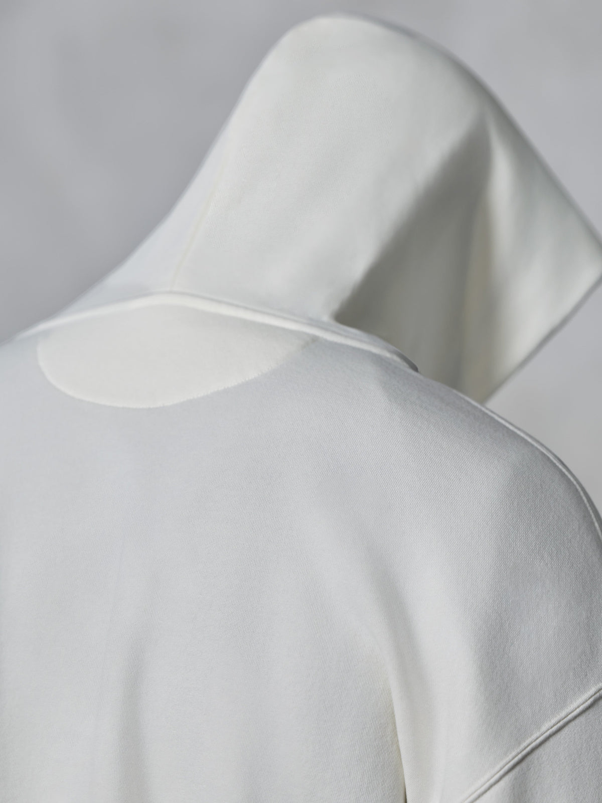 Alpinestars Essentials Ageless Zip Hoodie, Off White, Nahaufnahme der Rückseite von Kapuze und Schultern, weiches kompaktes Fleece-Gewebe, minimalistisches Design für den Alltag.