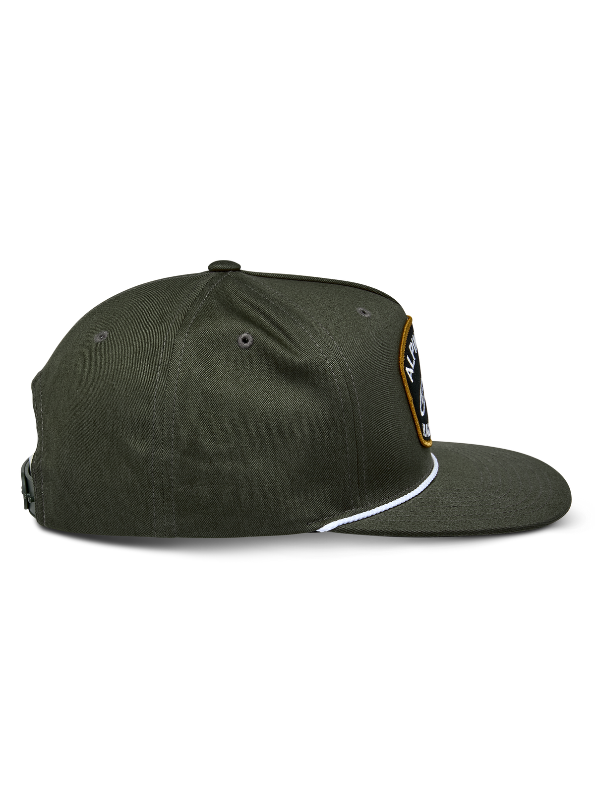 Alpinestars Promptus Snapback Mütze, Military Green, Seitenprofil mit flachem Schirm und strukturierter Krone, weißes geflochtenes Kordeldetail am Ansatz der Krone, strapazierfähiges Baumwoll-Twill-Gewebe, lässiges Sportbekleidungsdesign