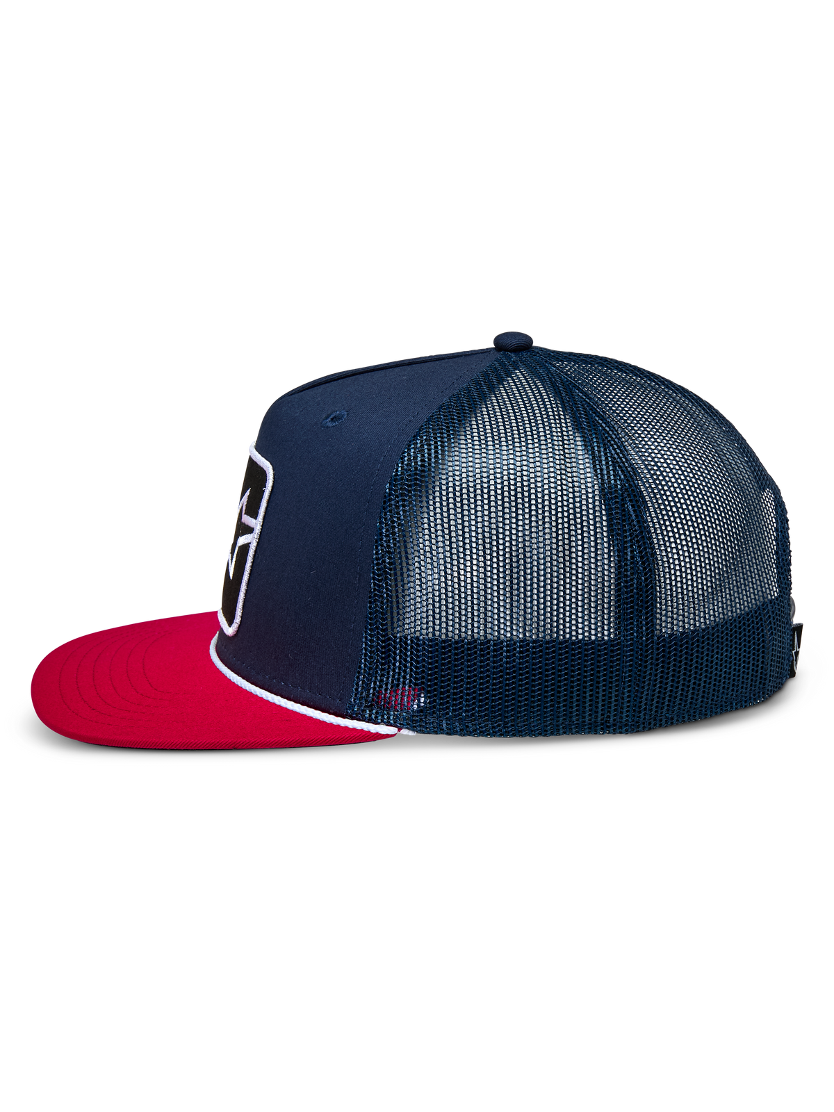 Alpinestars Control Trucker-Mütze, Seitenansicht, Marineblau mit rotem flachem Schirm, weißes geflochtenes Kordeldetail, Mesh-Rückseite, lässige, vom Motorsport inspirierte Kopfbedeckung