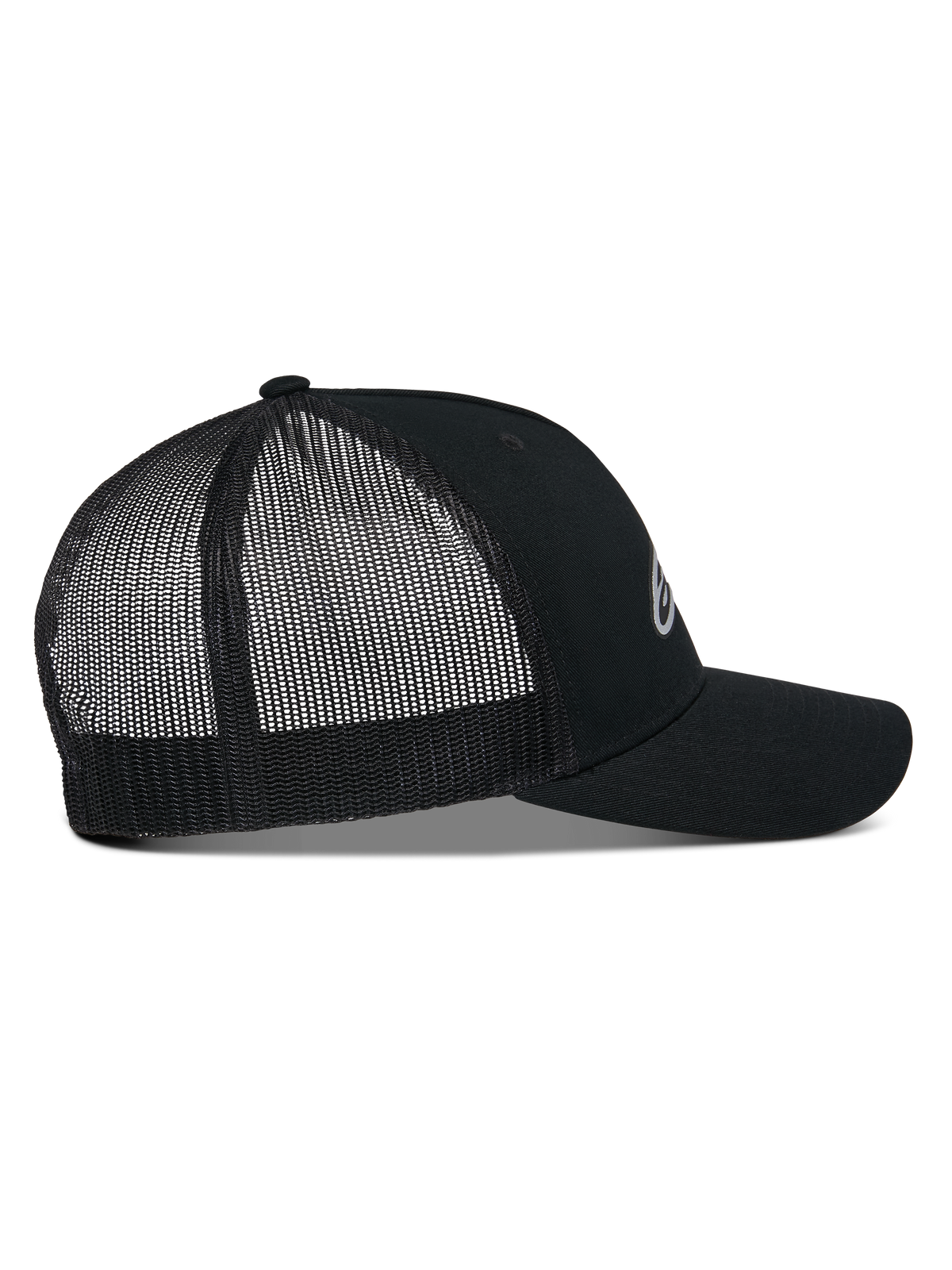 Alpinestars Reflect Ageless Trucker Cap, Seitenansicht, Schwarz, mit strukturierter Krone, gebogenem Schirm und atmungsaktiven Mesh-Einsätzen hinten, reflektierendes Front-Logo, lässige vom Motorsport inspirierte Kopfbedeckung