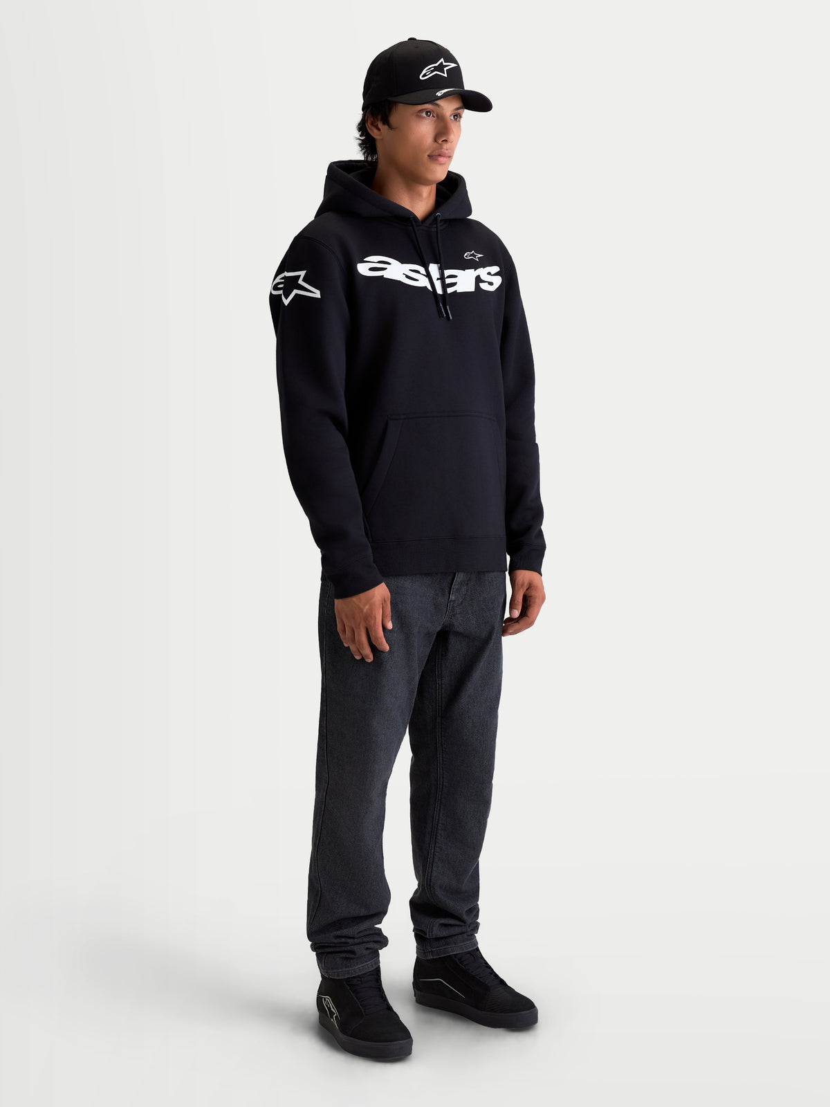 Alpinestars Velocifier Hoodie, Herren-Kapuzenpullover aus Fleece, Schwarz und Weiß, mit geschwungenem Astars-Schriftzug auf der Brust und Logos auf den Schultern, bequemer Sportswear-Stil für Motorsport-Fans abseits der Rennstrecke, Premium-Baumwollmischung.