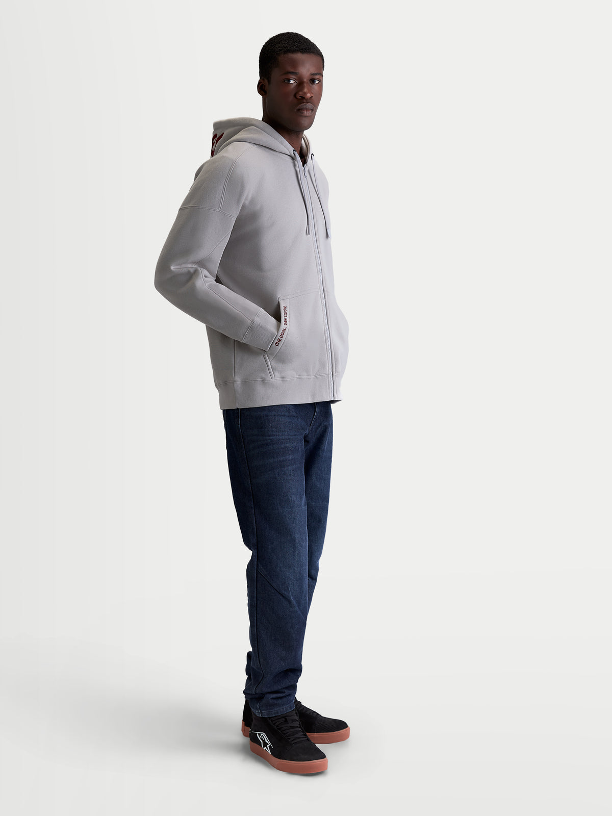 Alpinestars Pioneer Oversized Hoodie, Herren-Sportswear-Kapuzenjacke mit Reißverschluss in Grau, Oversized-Passform, Vislon-Frontreißverschluss, Kängurutasche mit Bestickung und selbstgefütterter Kapuze, Mischgewebe aus Baumwolle und recyceltem Polyester.