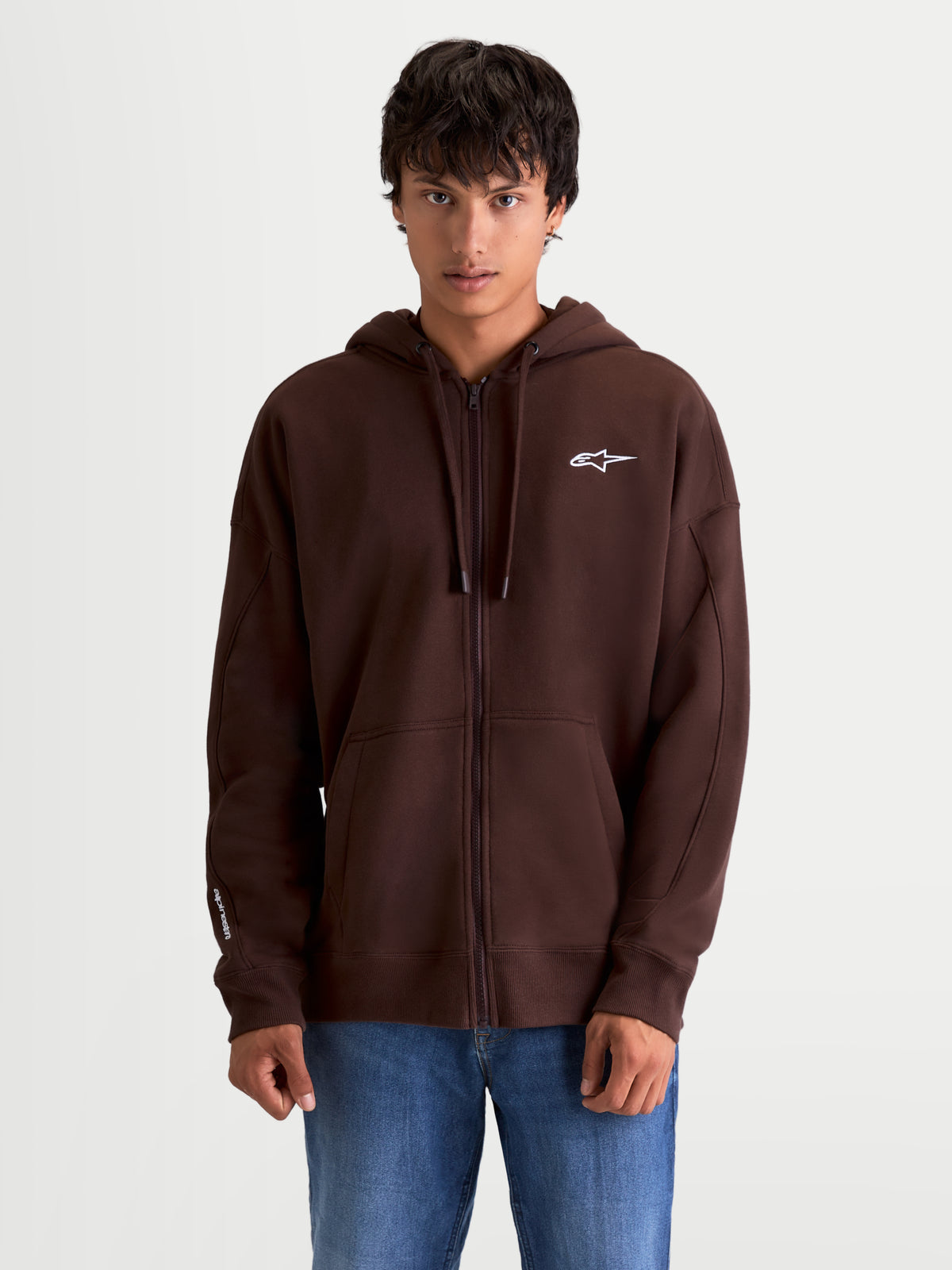 Alpinestars Entity Oversized Hoodie, braune Herren-Kapuzenjacke mit Reißverschluss, Sportswear, weißes gesticktes Astars-Logo auf der Brust und Alpinestars-Schriftzug am Ärmel, durchgehender Vislon-Reißverschluss, Kängurutasche, Kapuze mit Kordelzug, hochwertige Baumwollmischung im Motorsport-Stil.