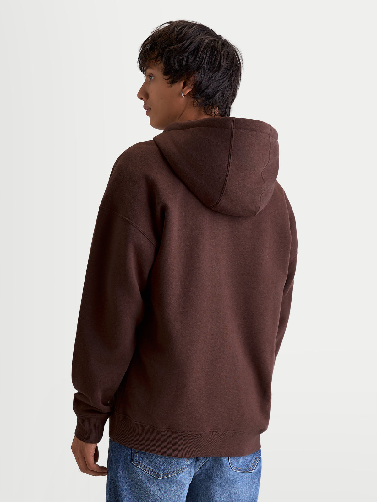 Alpinestars Entity Oversized Hoodie, Sportswear-Lifestyle-Hoodie für Herren, Braun, recycelte Baumwollmischung, Rückansicht am Model zeigt die Oversized-Silhouette und das Kapuzendetail.