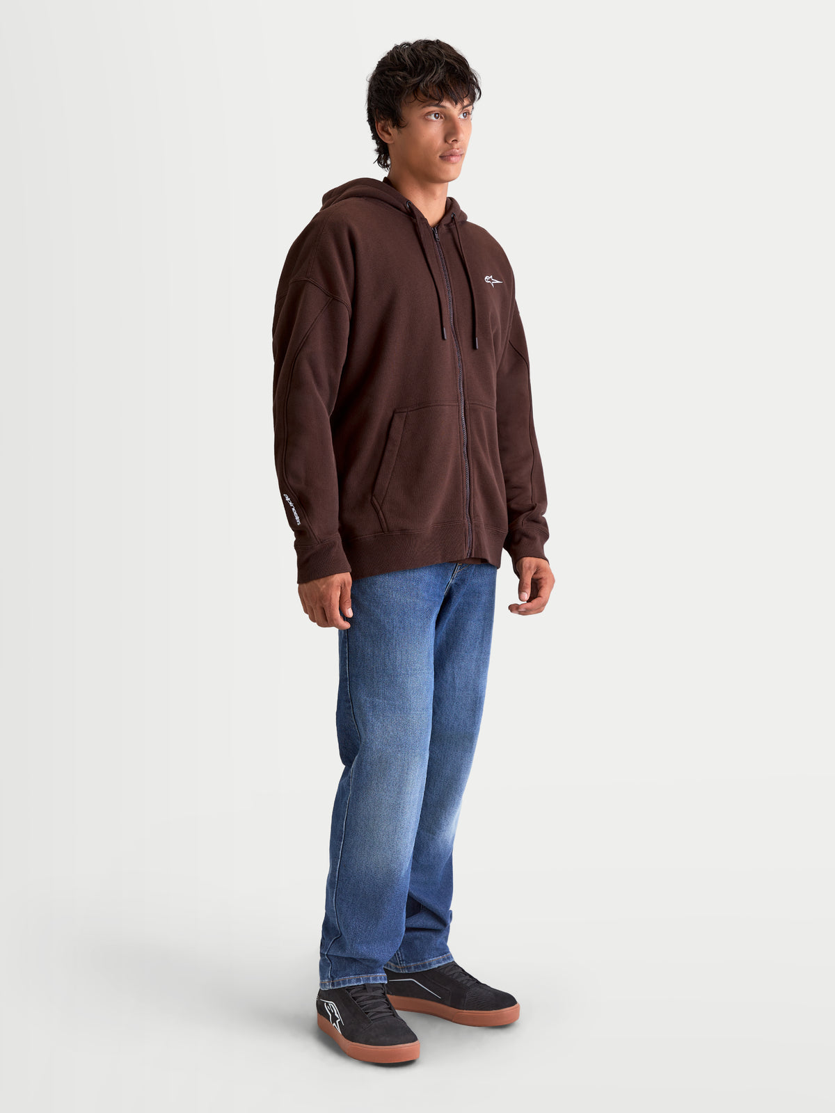 Alpinestars Entity Oversized Hoodie, braune Herren-Kapuzenjacke mit Reißverschluss, Motorsport-Lifestyle Sportswear, Braun, verfügt über einen Vislon-Frontreißverschluss, eine Kängurutasche und gestickte Logo-Details auf der Brust und am Ärmel, lässige Oversized-Passform.