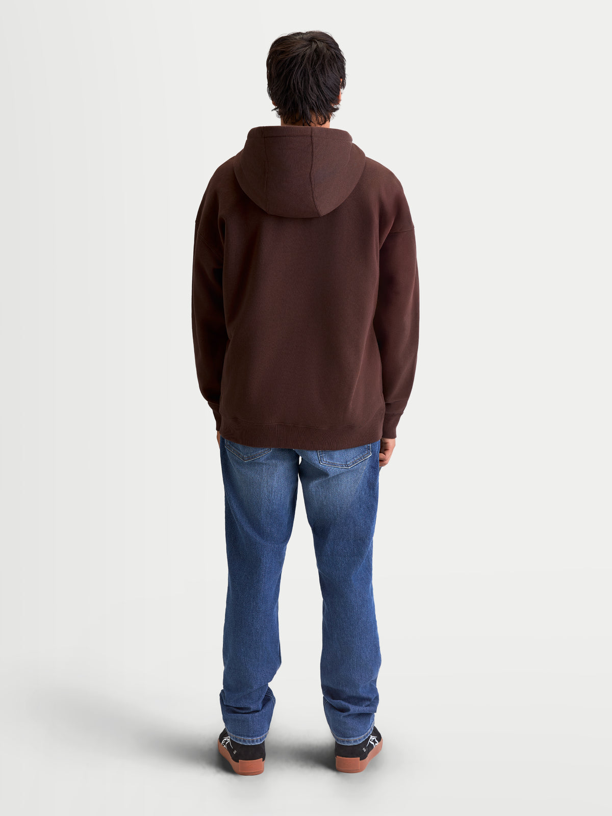 Alpinestars Entity Oversized Hoodie, Sportswear-Zip-Hoodie, Braun, entspannte Oversized-Passform, hochwertige Fleece-Konstruktion aus recycelter Baumwollmischung, Rückansicht auf Model, lässige Lifestyle-Bekleidung.
