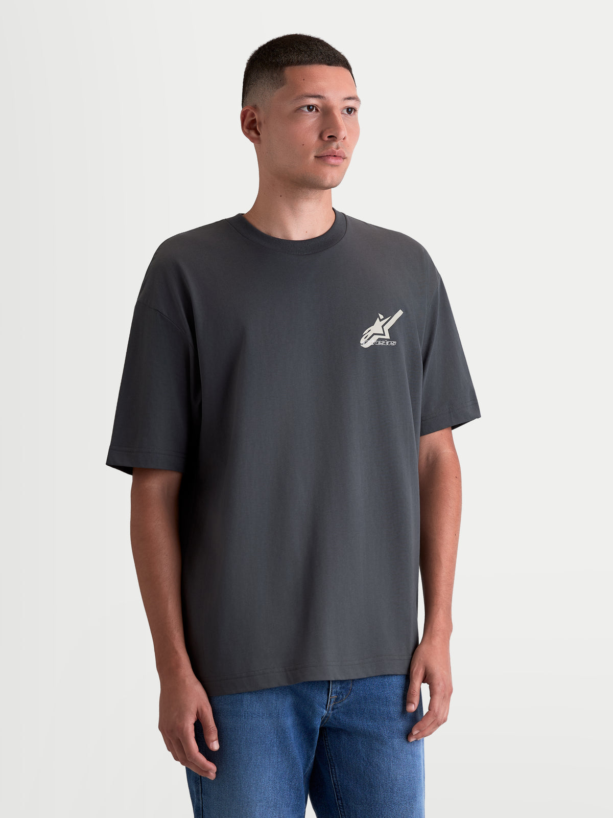 Alpinestars Ghost Oversized CSF T-Shirt, Kurzarm-Sportswear-T-Shirt für Herren, Dunkelgrau, mit kleiner Astars-Logografik auf der Brust, weiches Baumwoll-Polyester-Mischgewebe, lässige Oversized-Passform.