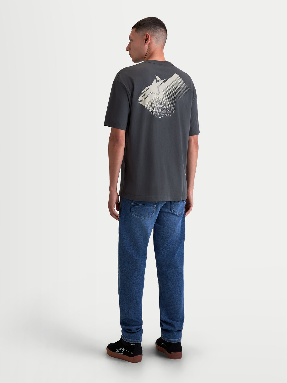 Alpinestars Ghost Oversized CSF T-Shirt, Herren-Kurzarm-T-Shirt, Sportswear, Grau, Rückansicht mit großer Astars Logo-Fade-Grafik und „Racing Ahead“ Schriftzug, entspannte Oversized-Passform.