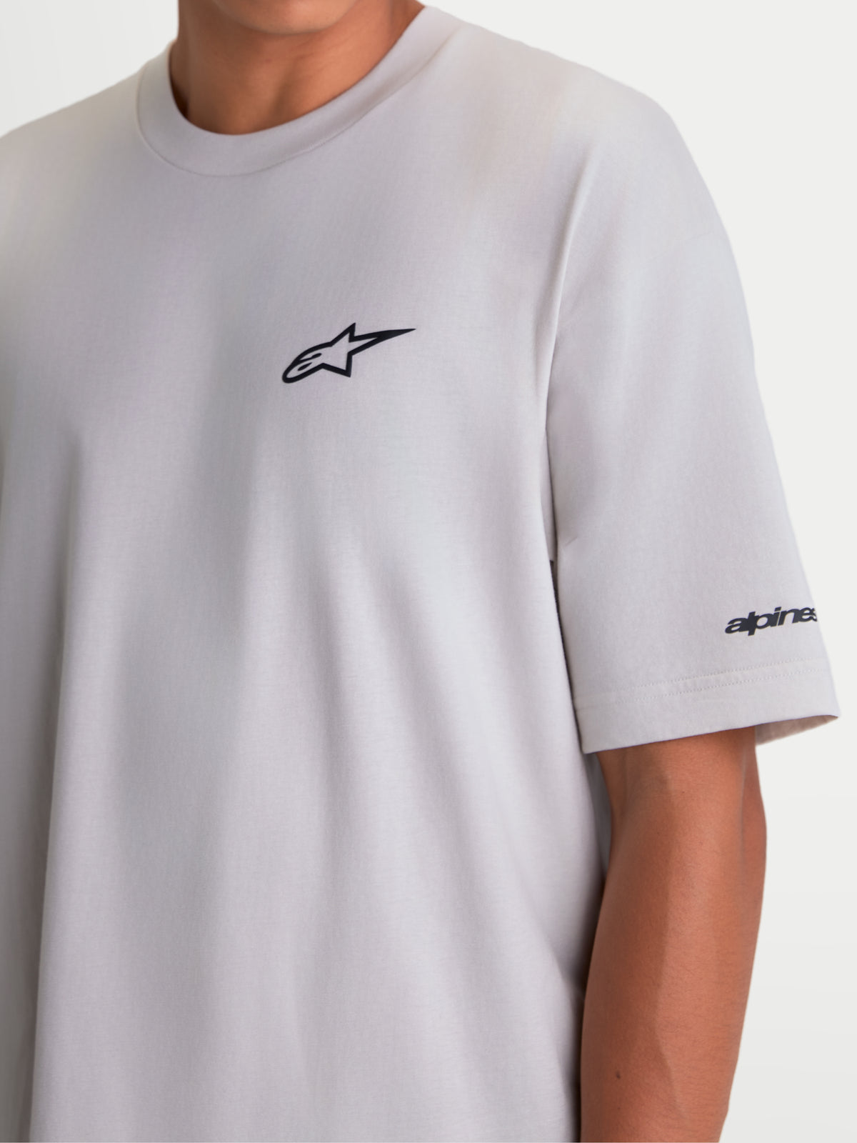 Alpinestars Mandate Oversized CSF T-Shirt, Kurzarm-Sportswear-T-Shirt für Herren und Damen, Zementgrau, mit schwarzem Puff-Print Astars-Logo auf der Brust und Wortmarken-Grafik am Ärmel, Oversized-Passform für lässigen Komfort.