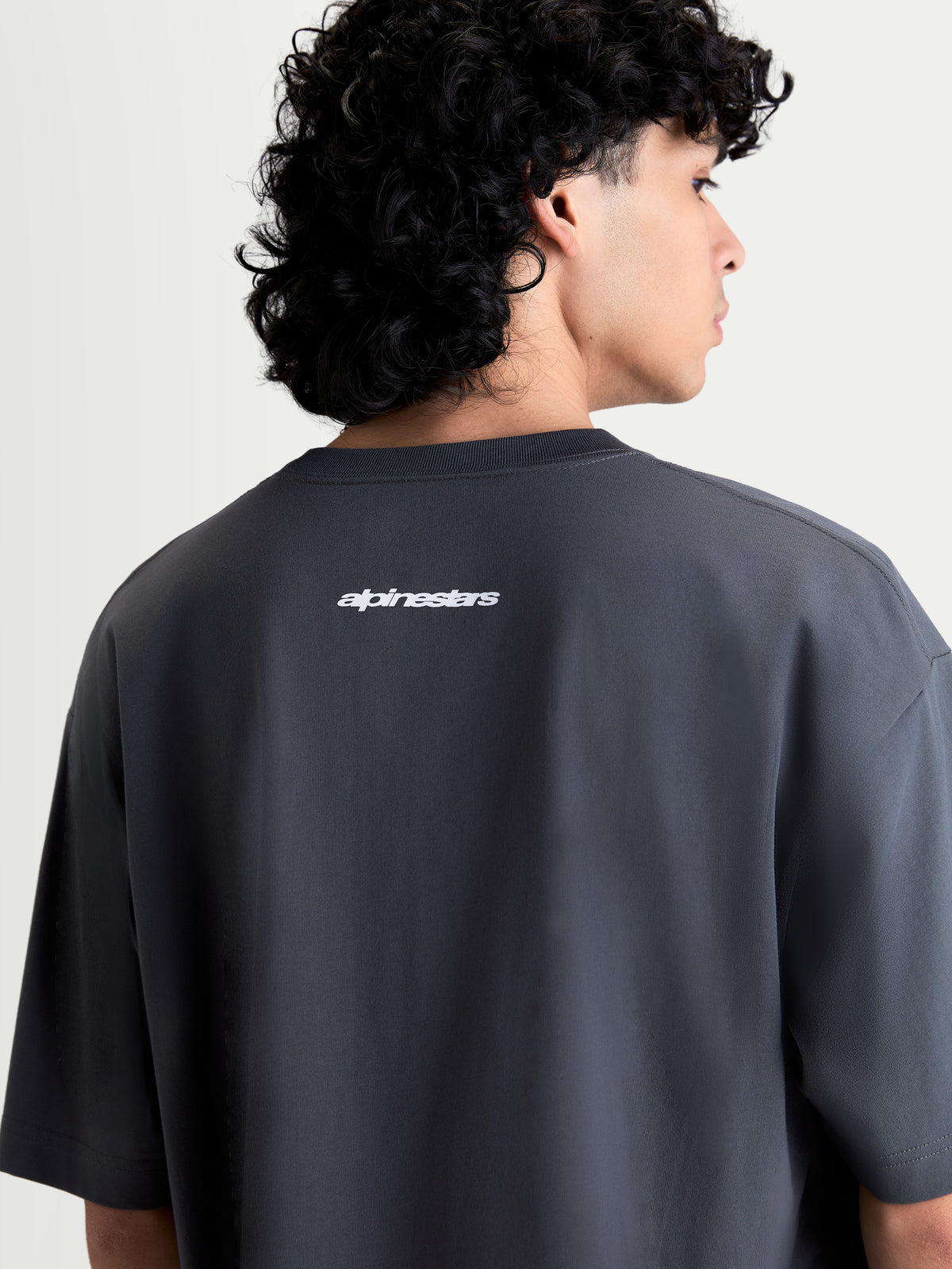 Alpinestars Mandate Oversized CSF T-Shirt, Casual Sportswear, Grau, mit weißem Alpinestars-Schriftzug als Puff-Druck auf der Rückseite, entspannte Oversized-Passform, weicher Baumwoll-Polyester-Mix.