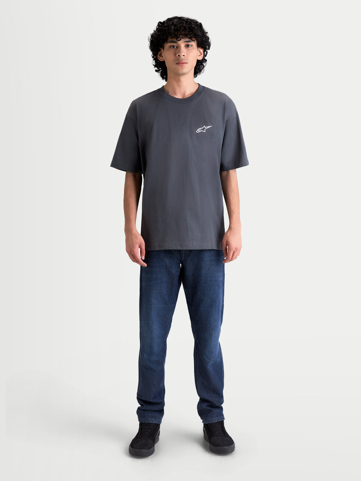 Alpinestars Mandate Oversized CSF T-Shirt, Herren-Kurzarm-Sportswear-T-Shirt, Grau und Weiß, entspannte Oversized-Passform, Puff-Druck-Astars-Logo auf der Brust, hochwertige Baumwoll-Polyester-Mischung, lässiger Streetwear-Stil.
